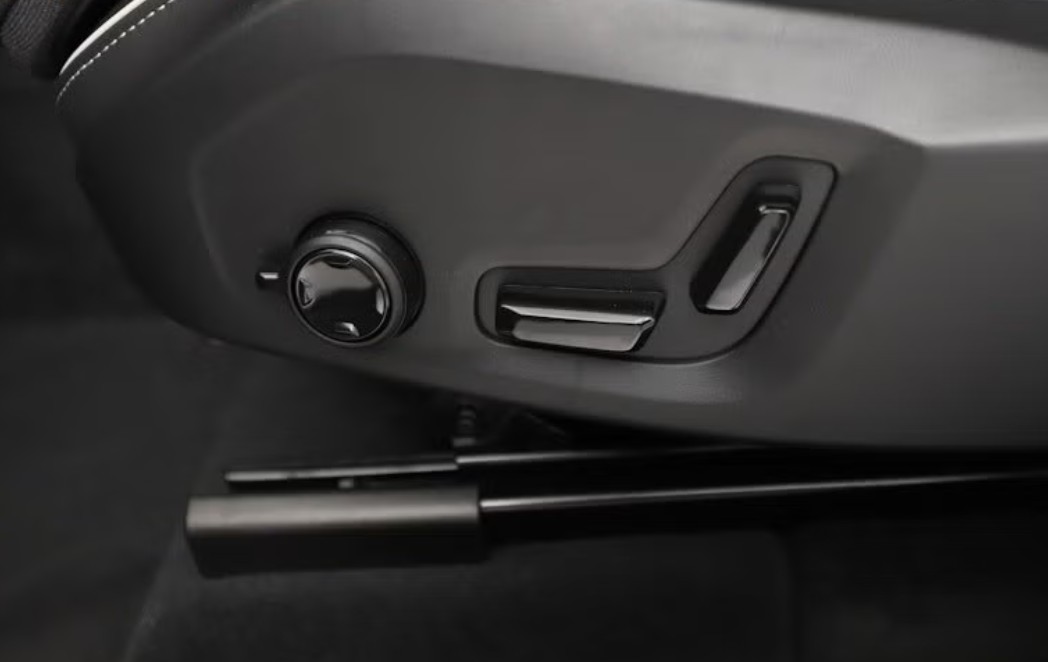 VOLVO XC60 T6 eAWD PluginHybrid Plus Dark Geartronic-image-8