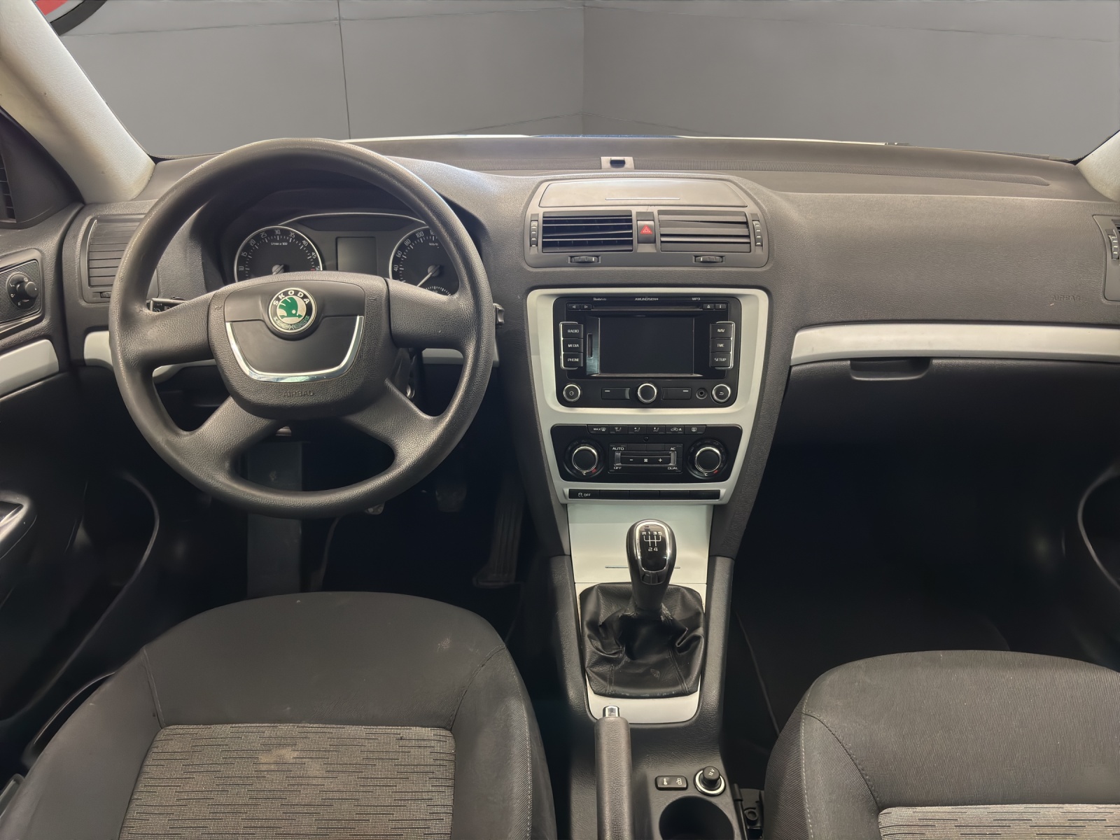 SKODA Octavia Combi 1.6 TDI Ambiente-image-13