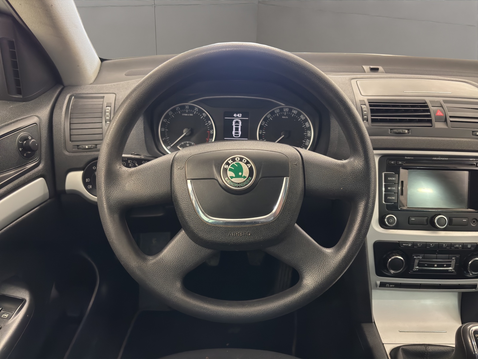 SKODA Octavia Combi 1.6 TDI Ambiente-image-9