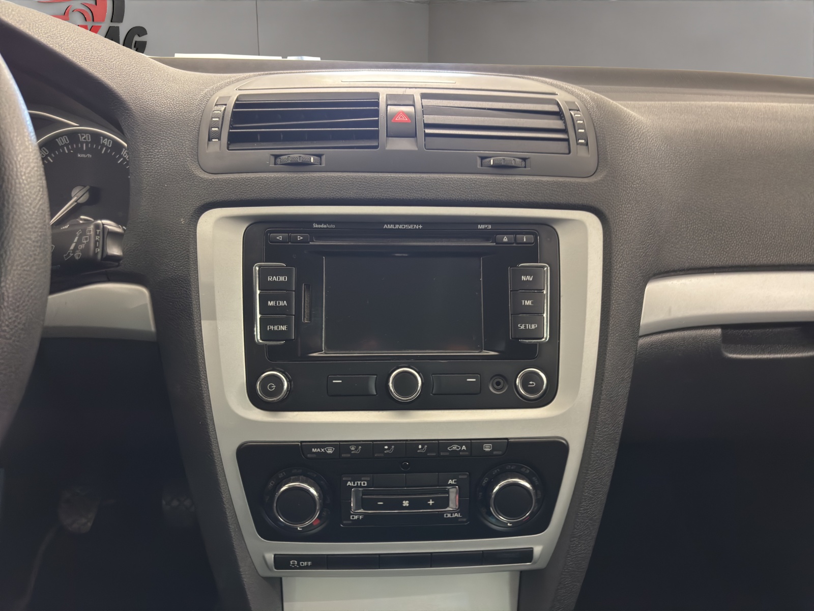 SKODA Octavia Combi 1.6 TDI Ambiente-image-14