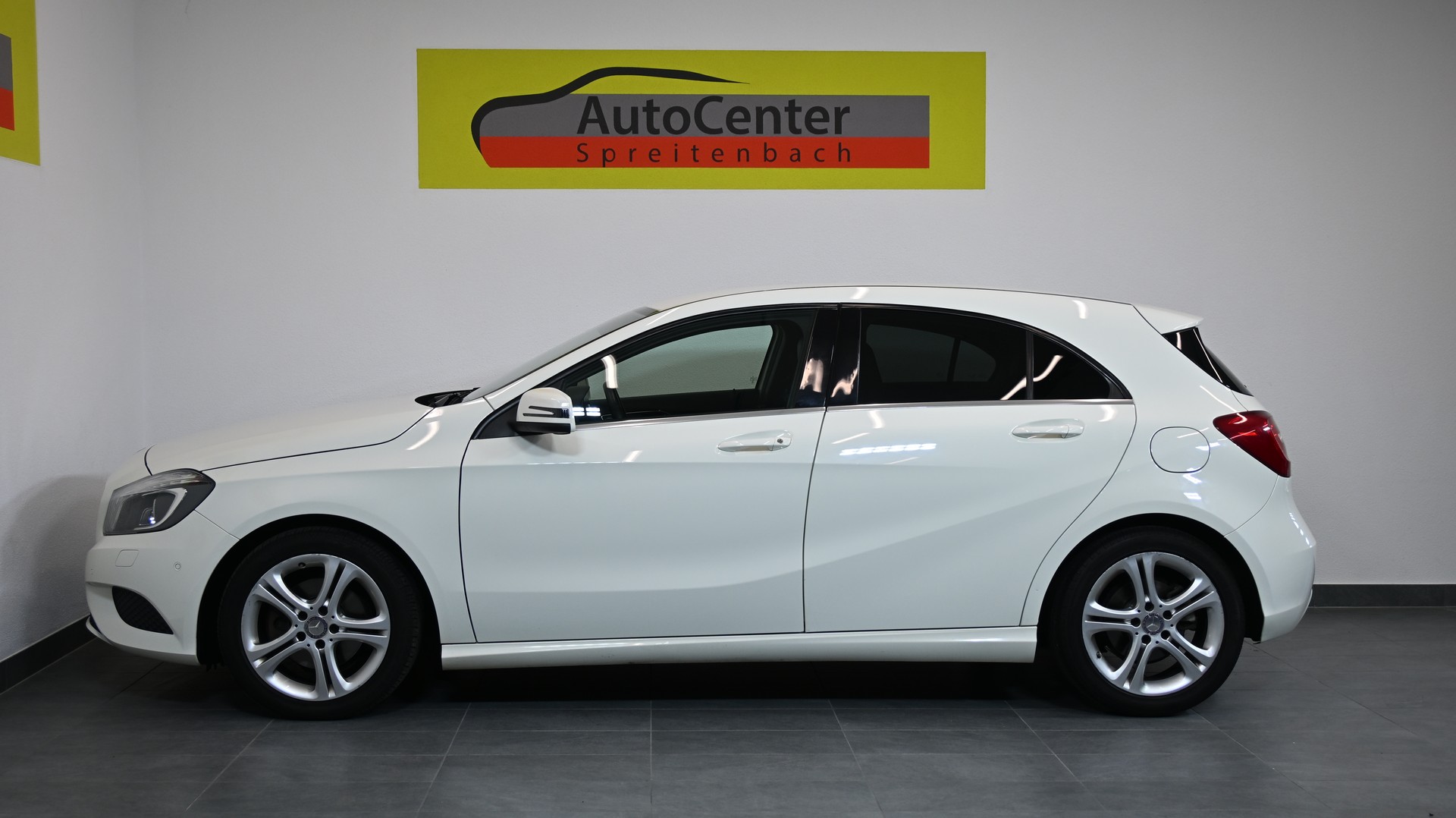 MERCEDES-BENZ A 200 Urban 7G-DCT-image-9