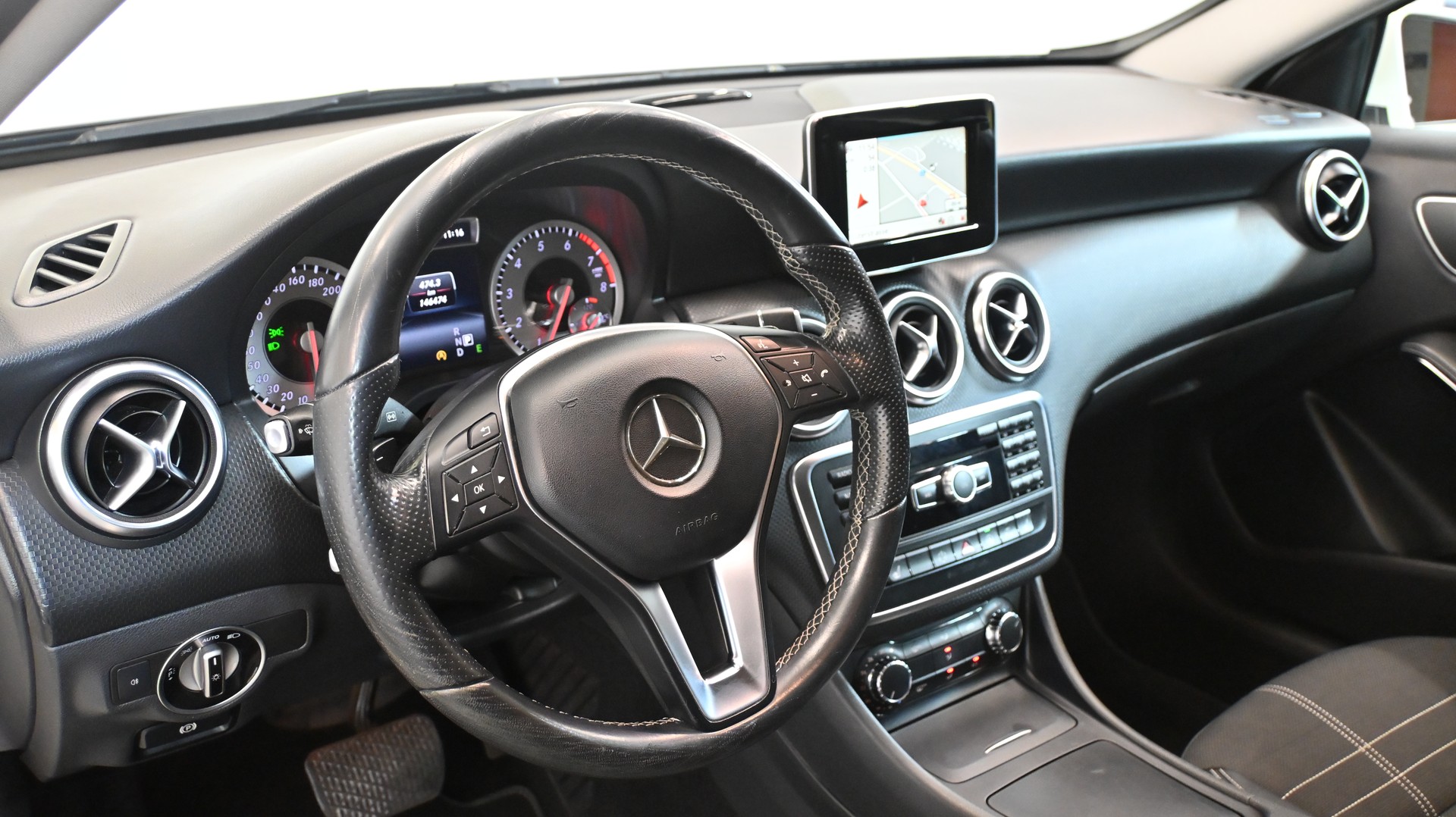 MERCEDES-BENZ A 200 Urban 7G-DCT-image-2