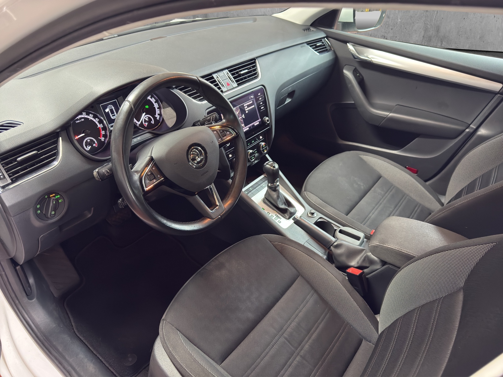 SKODA Octavia Combi 2.0 TDI Ambition DSG-image-6