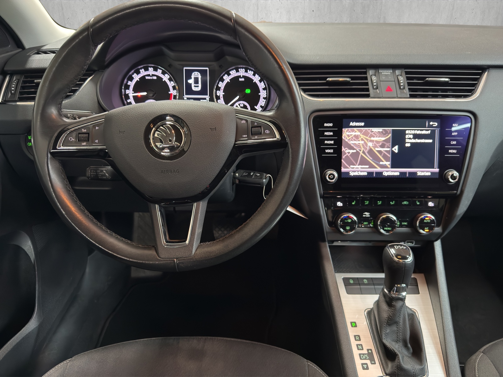 SKODA Octavia Combi 2.0 TDI Ambition DSG-image-9