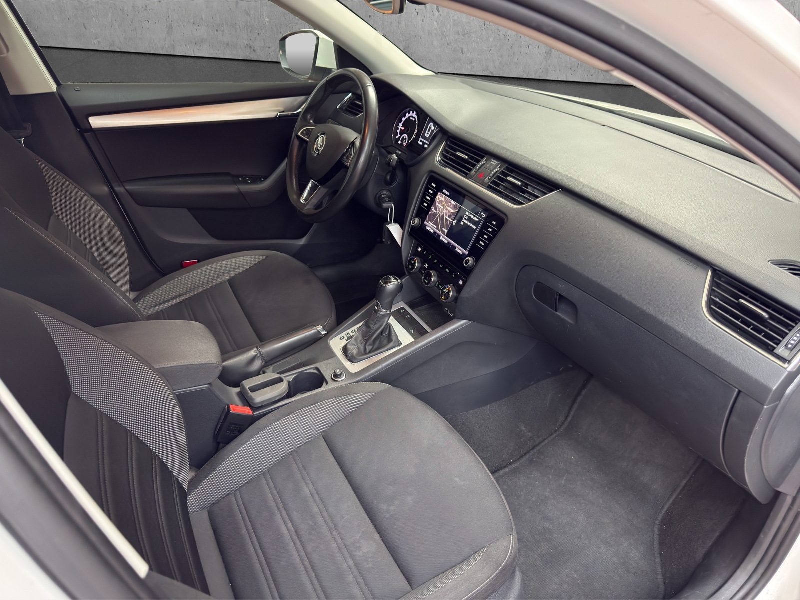SKODA Octavia Combi 2.0 TDI Ambition DSG-image-7