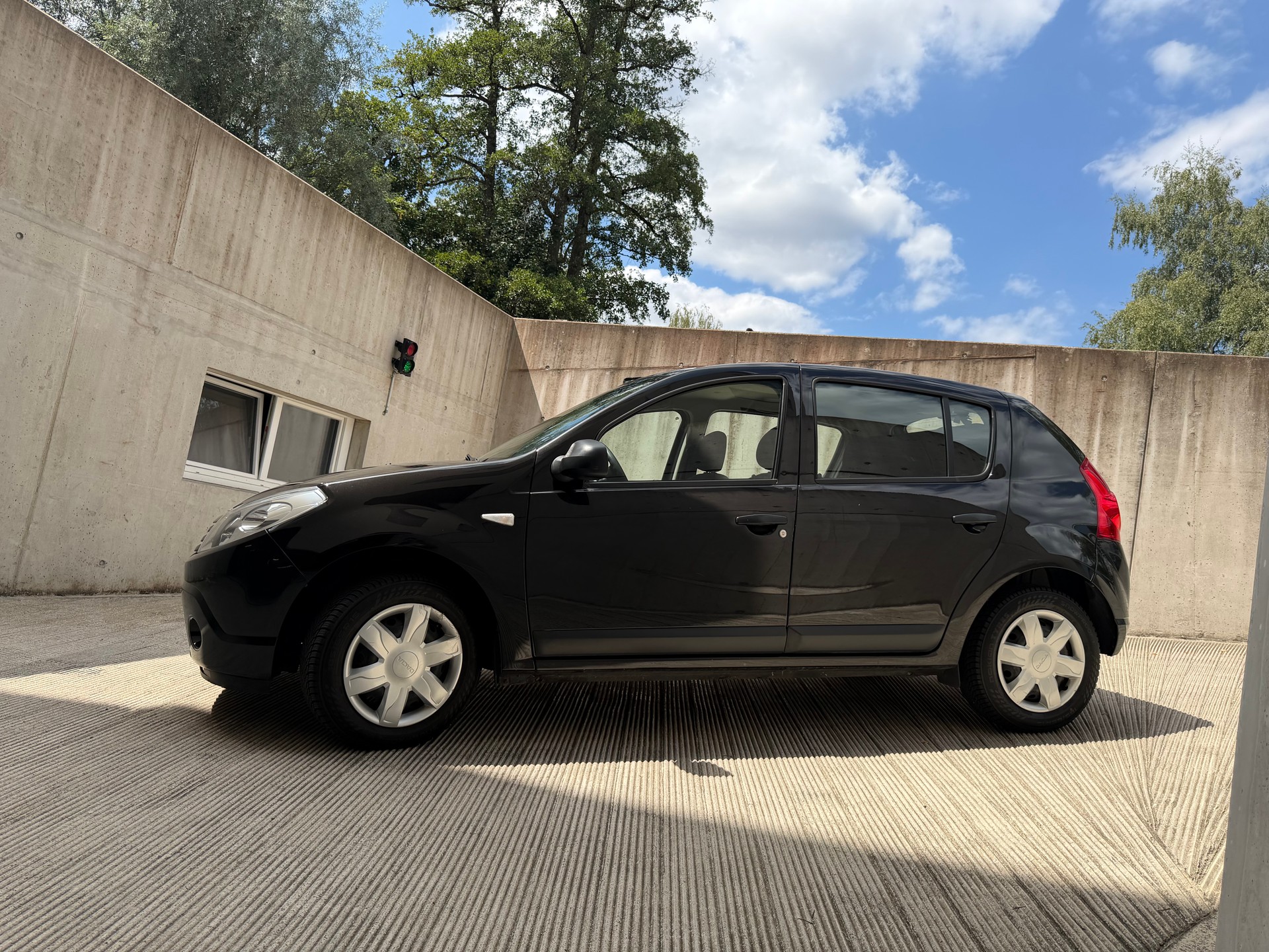 DACIA Sandero 1.6 *Premium* ab MFK und Service-image-4