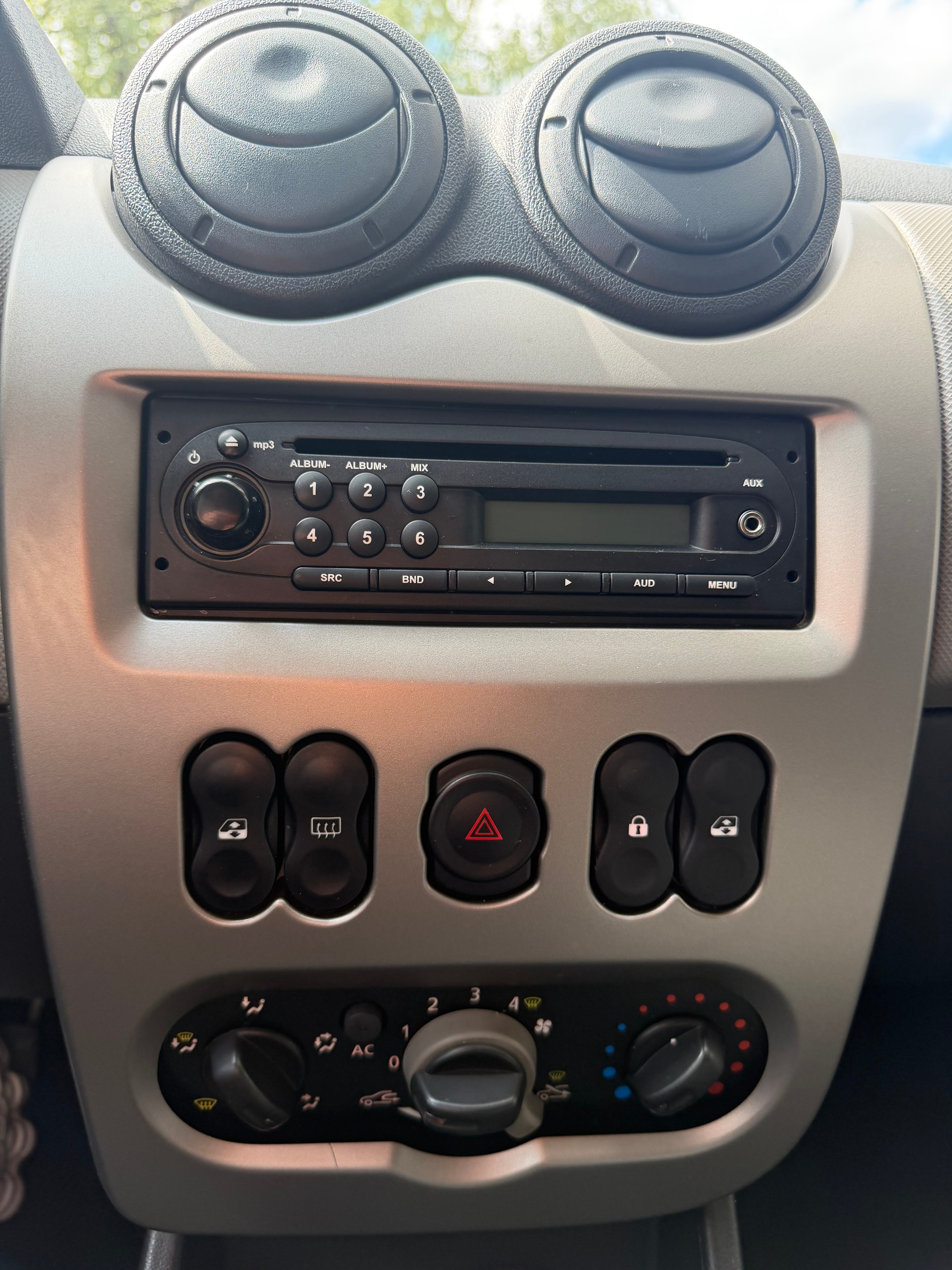 DACIA Sandero 1.6 *Premium* ab MFK und Service-image-6