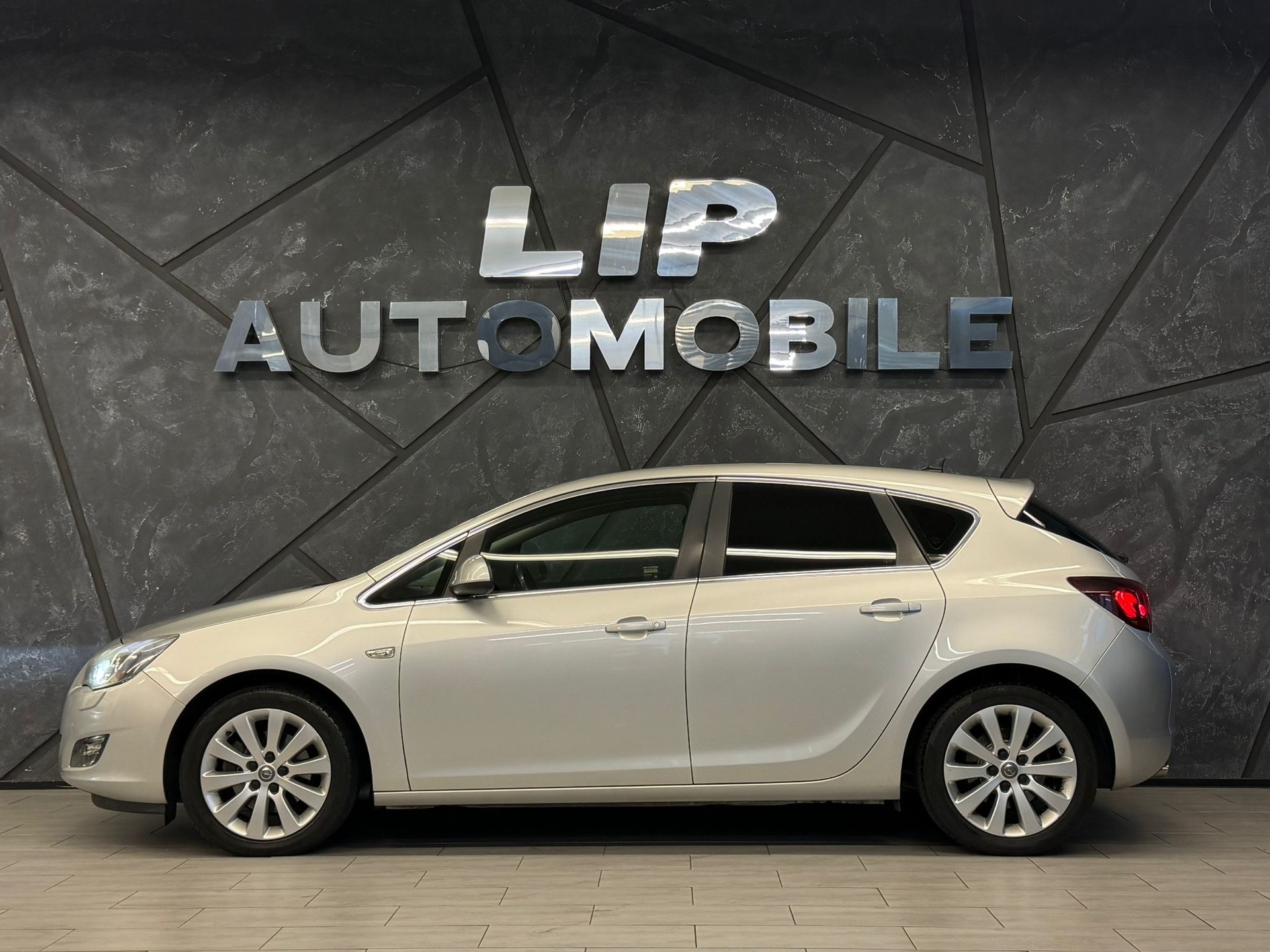 OPEL Astra 1.6i 16V Turbo Cosmo Automatic-image-4
