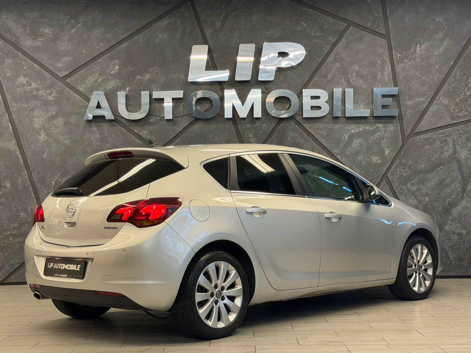 OPEL Astra 1.6i 16V Turbo Cosmo Automatic-image-5