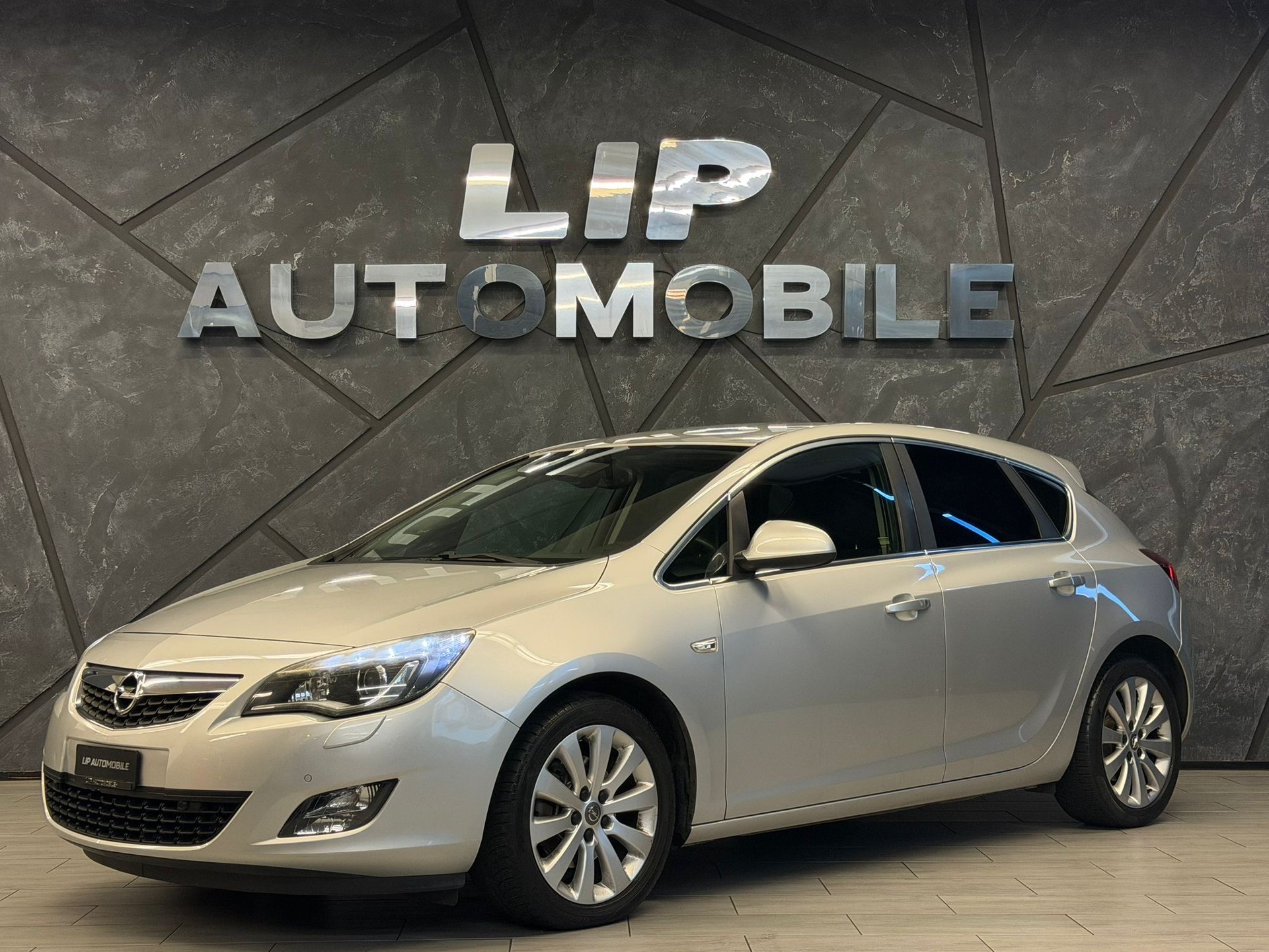 OPEL Astra 1.6i 16V Turbo Cosmo Automatic-image-0
