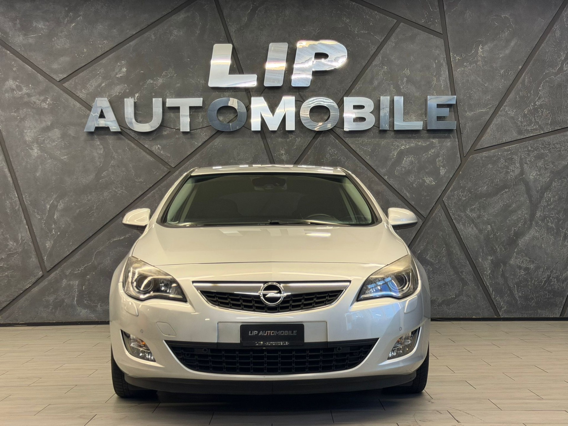 OPEL Astra 1.6i 16V Turbo Cosmo Automatic-image-1