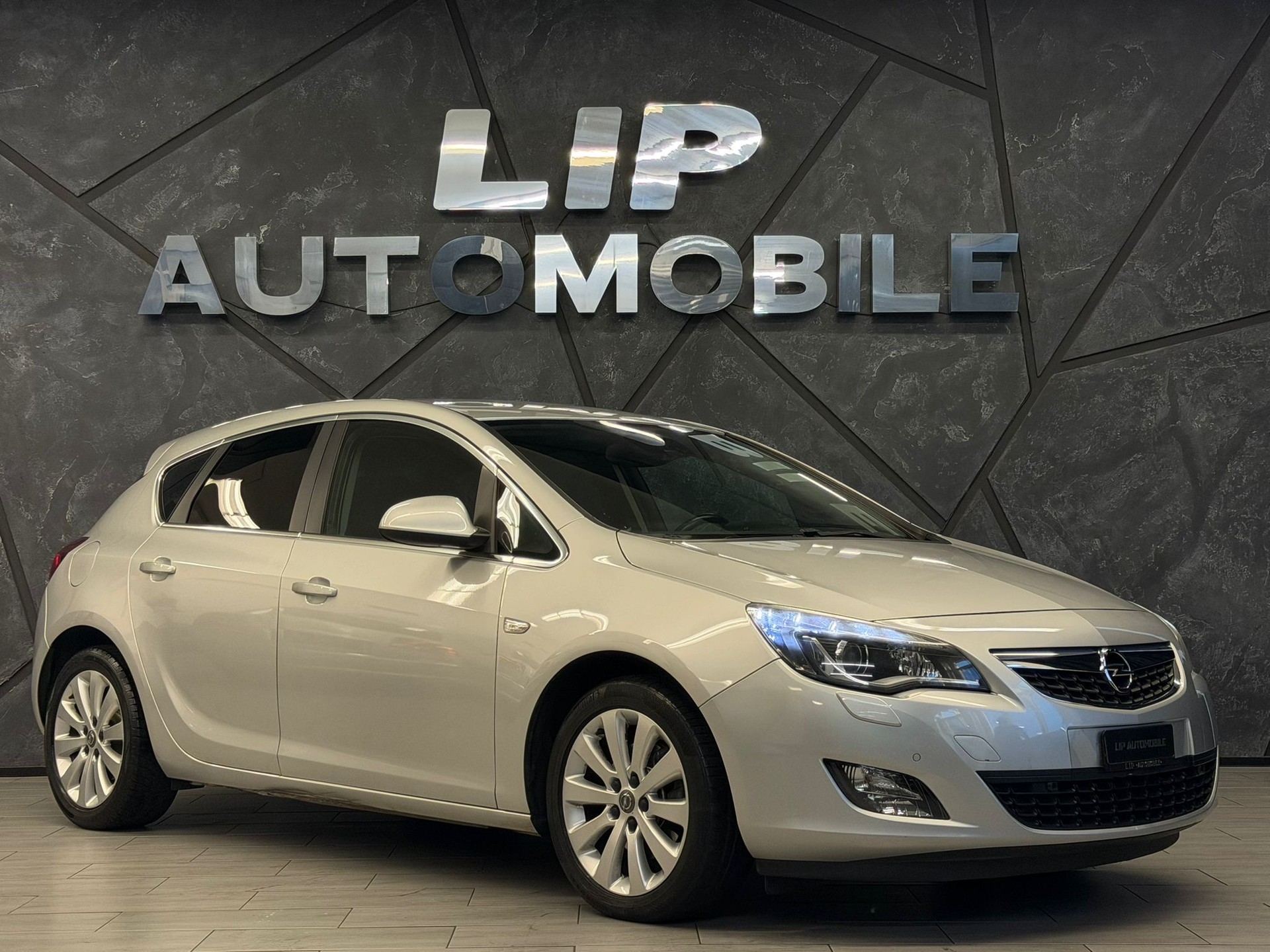 OPEL Astra 1.6i 16V Turbo Cosmo Automatic-image-2