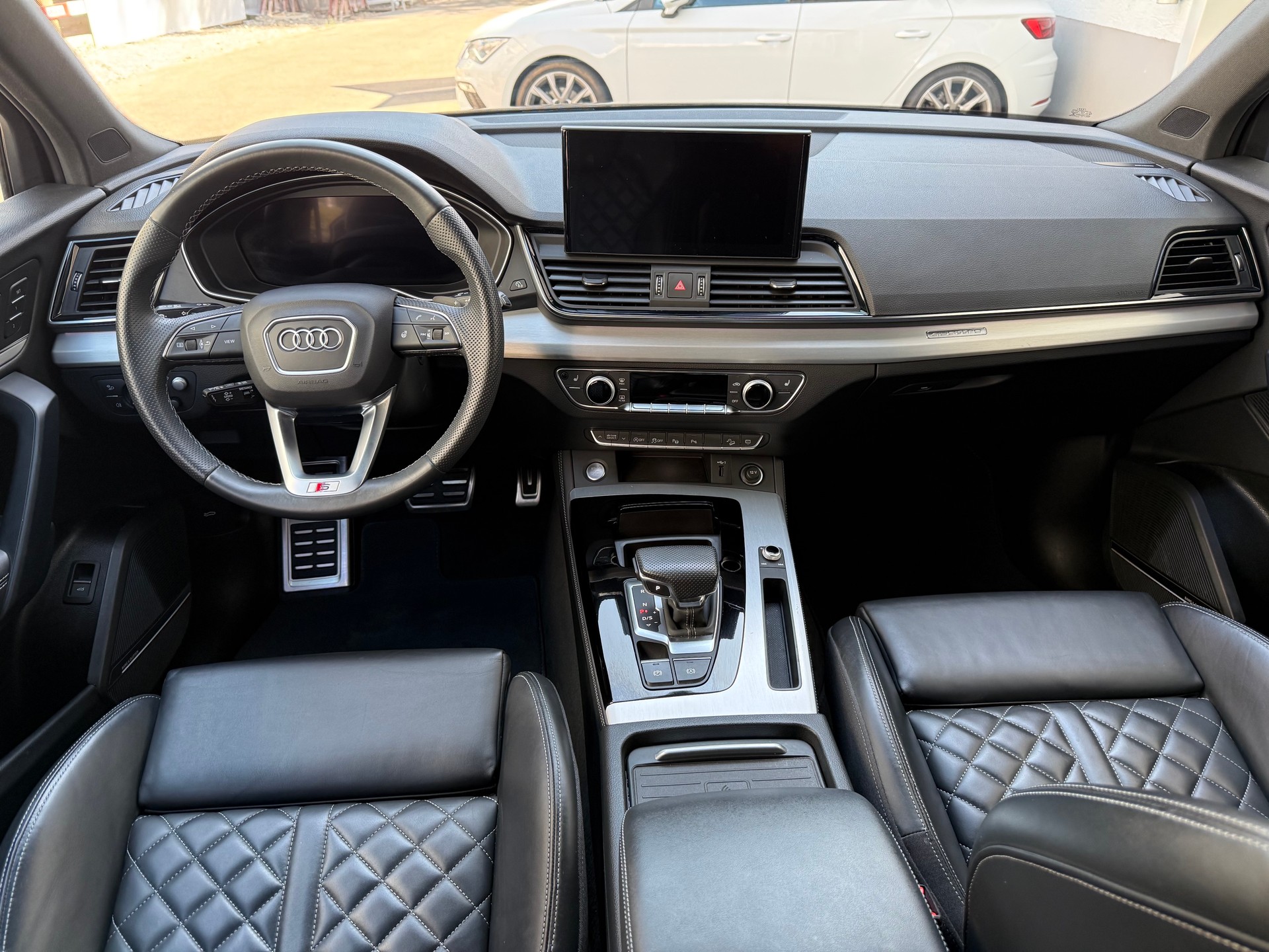 AUDI Q5 40 TDI S-Line Black Edition quattro S-tronic-image-9