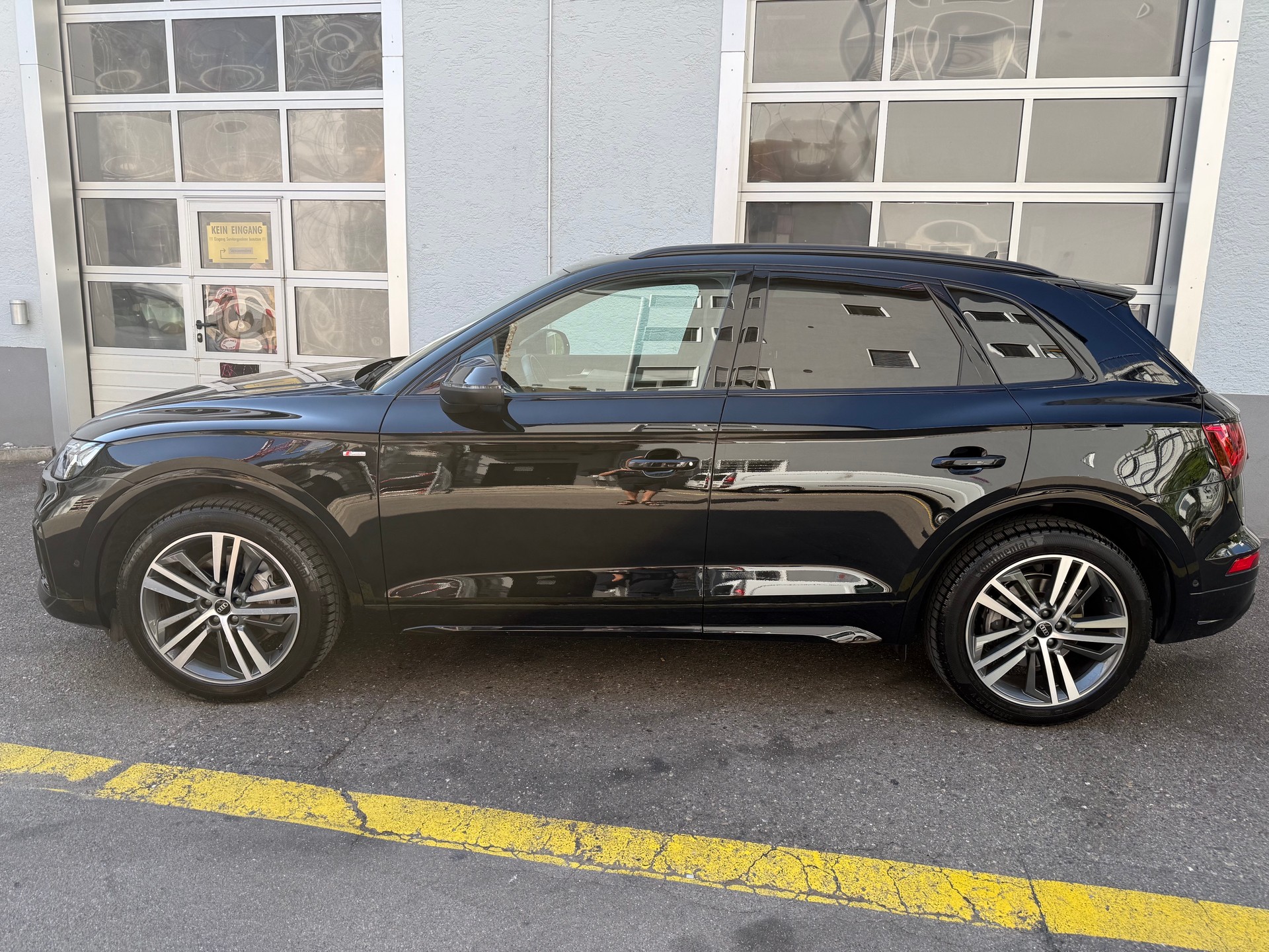AUDI Q5 40 TDI S-Line Black Edition quattro S-tronic-image-4