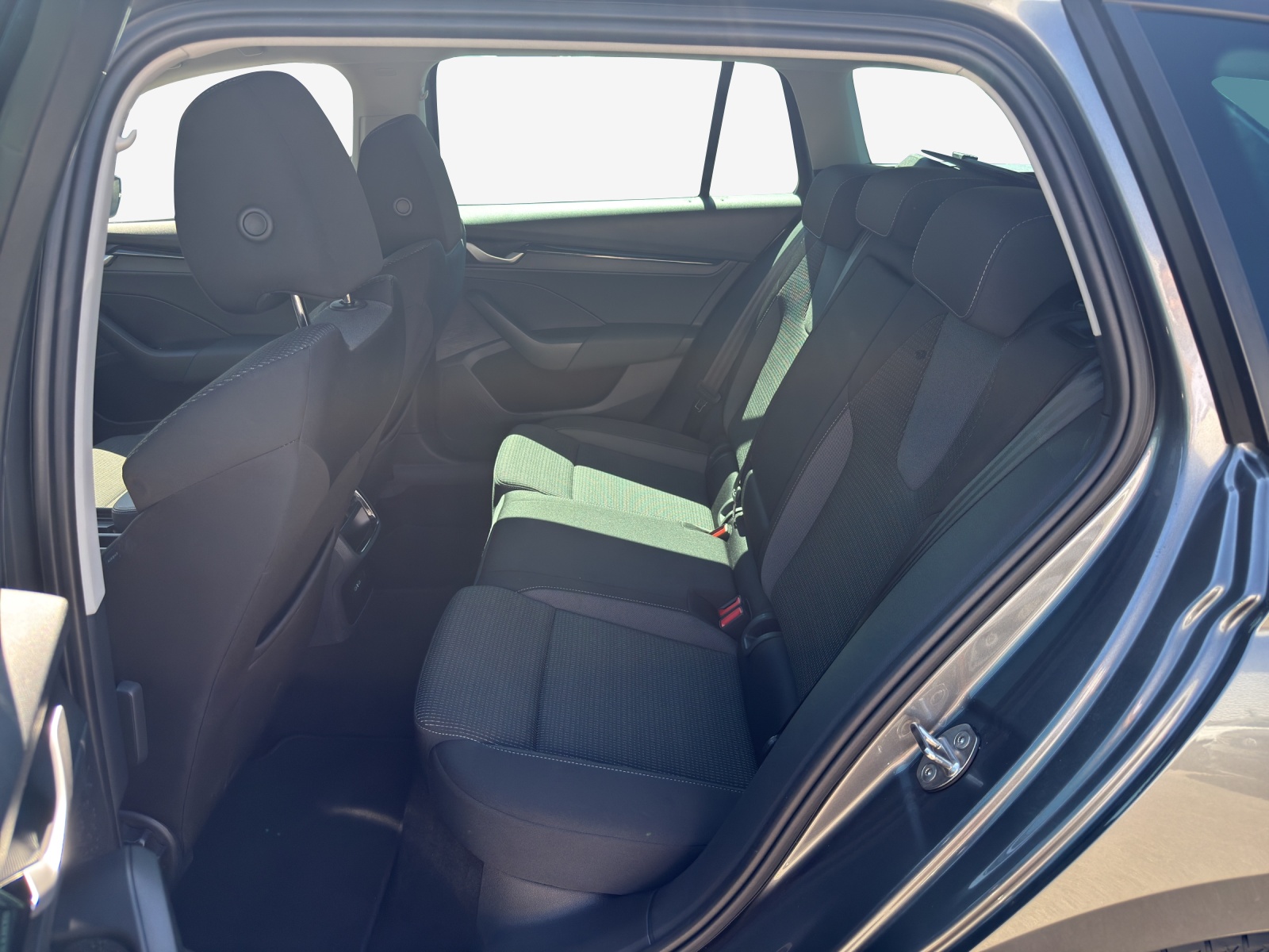 SKODA Octavia Combi 2.0 TDI DSG Selection-image-11