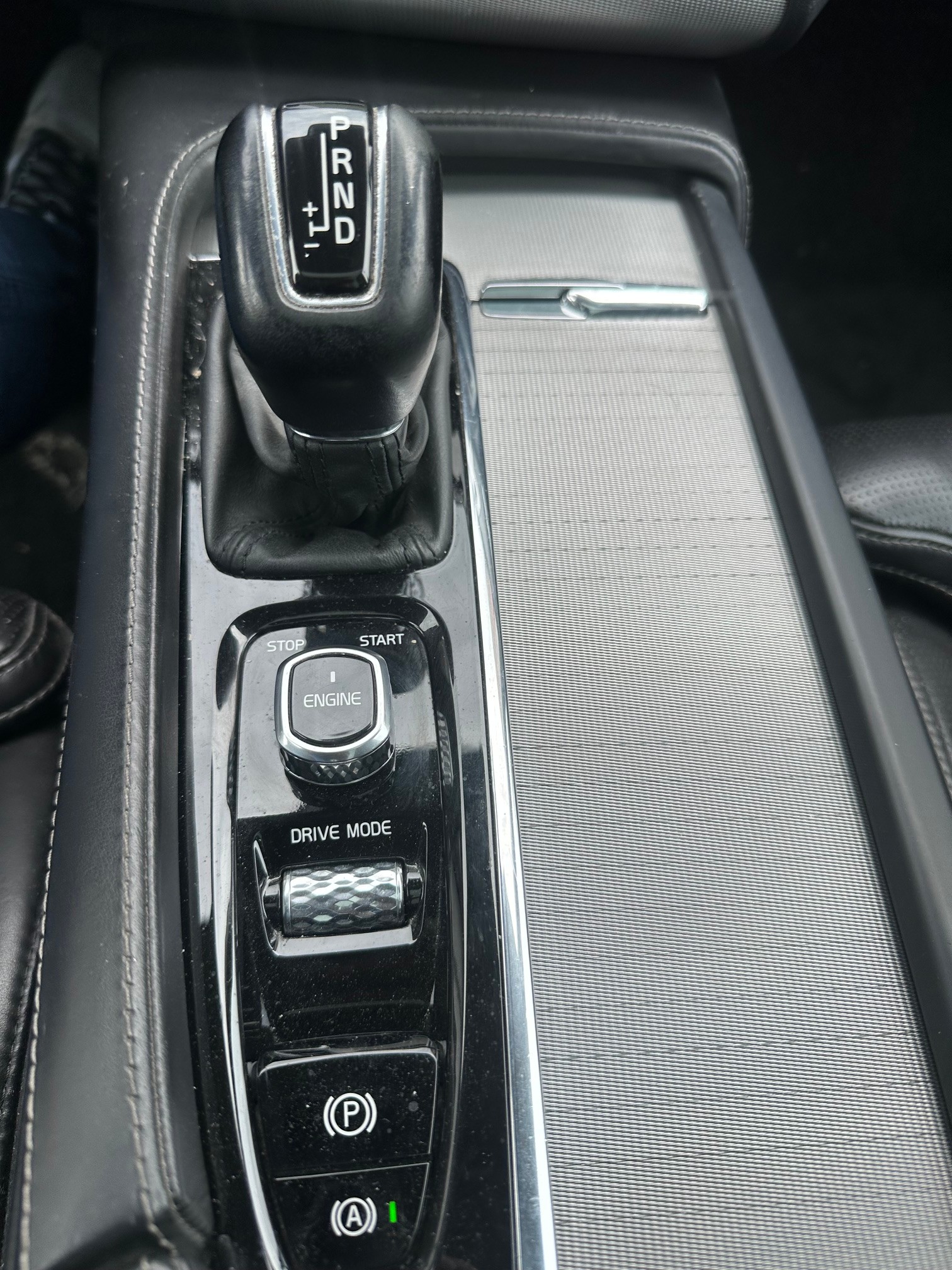 VOLVO XC90 D5 AWD Inscription Geartronic-image-12