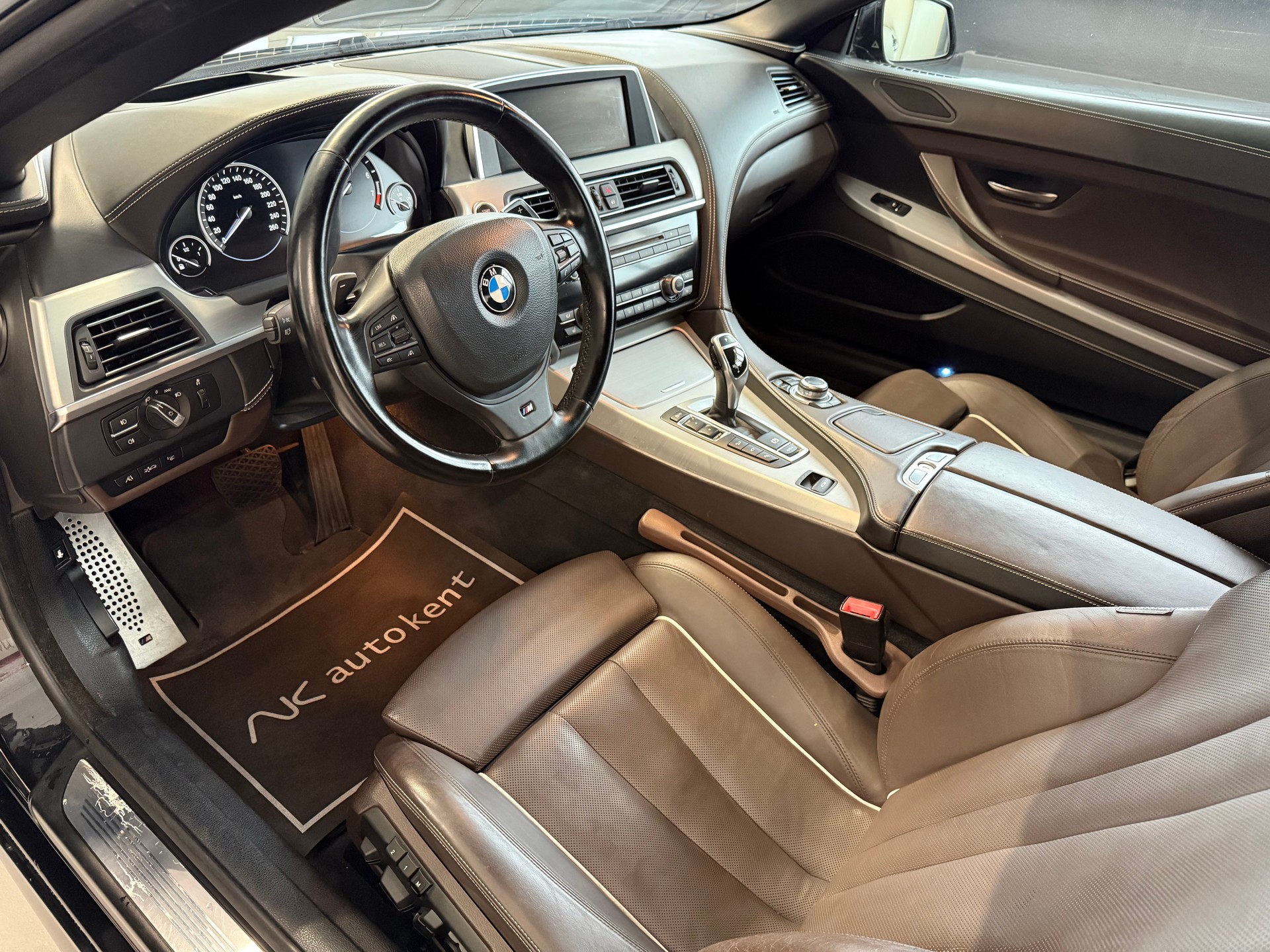 BMW 650i Cabrio M Sportpaket xDrive-image-12