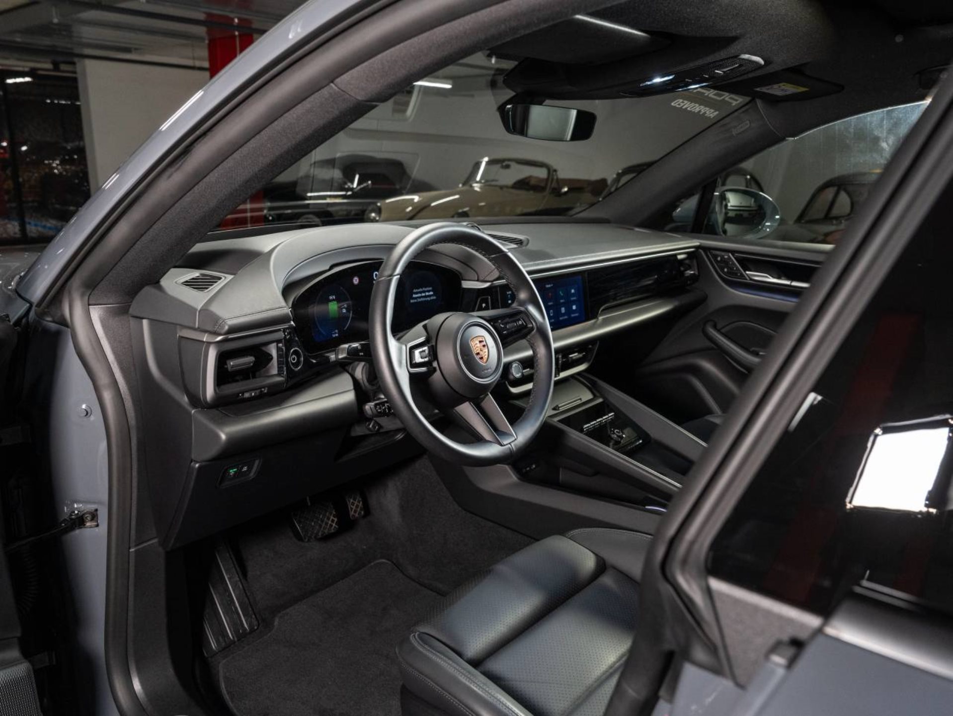 PORSCHE Macan 4-showroom-element-3