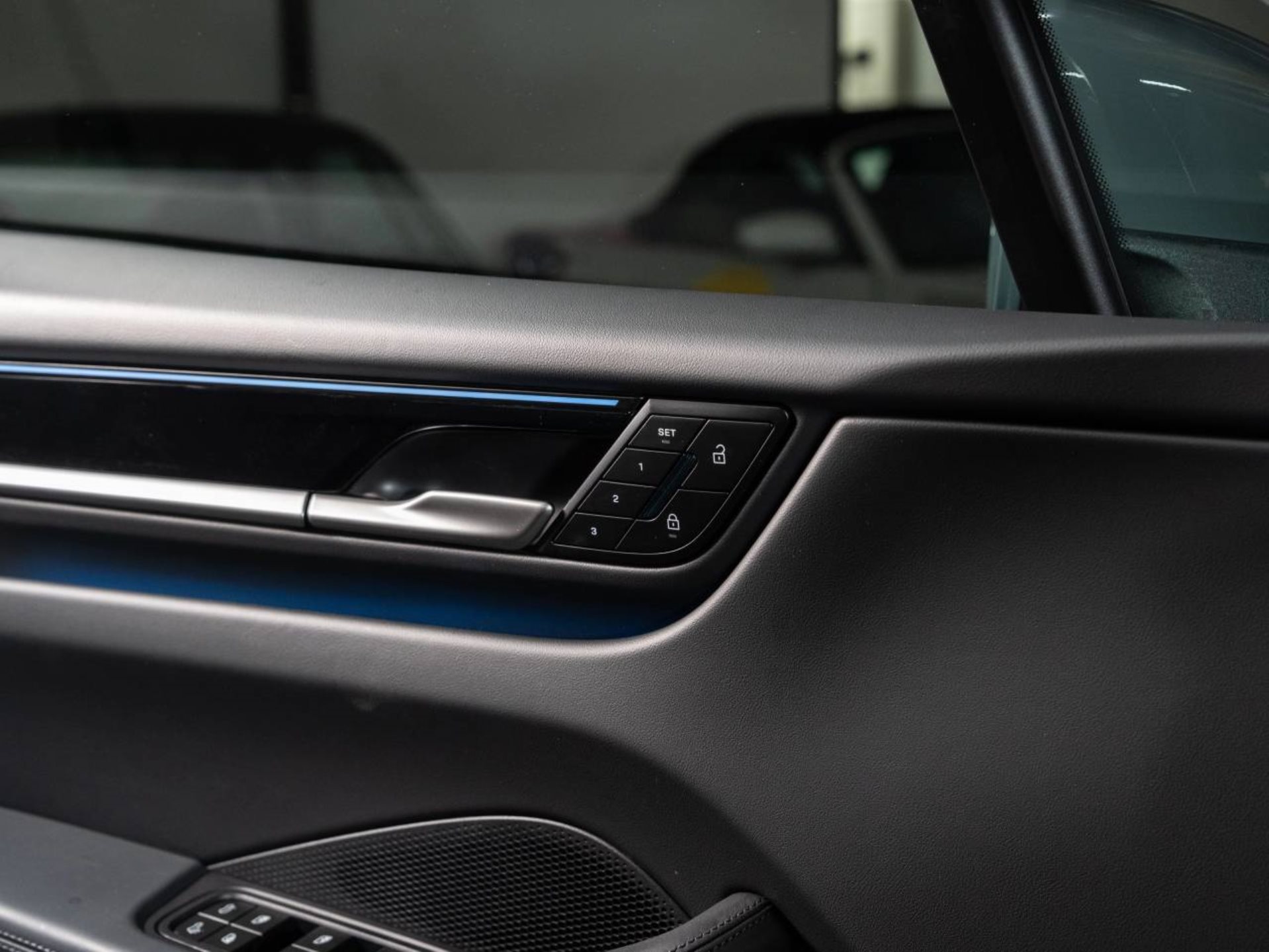 PORSCHE Macan 4-image-16