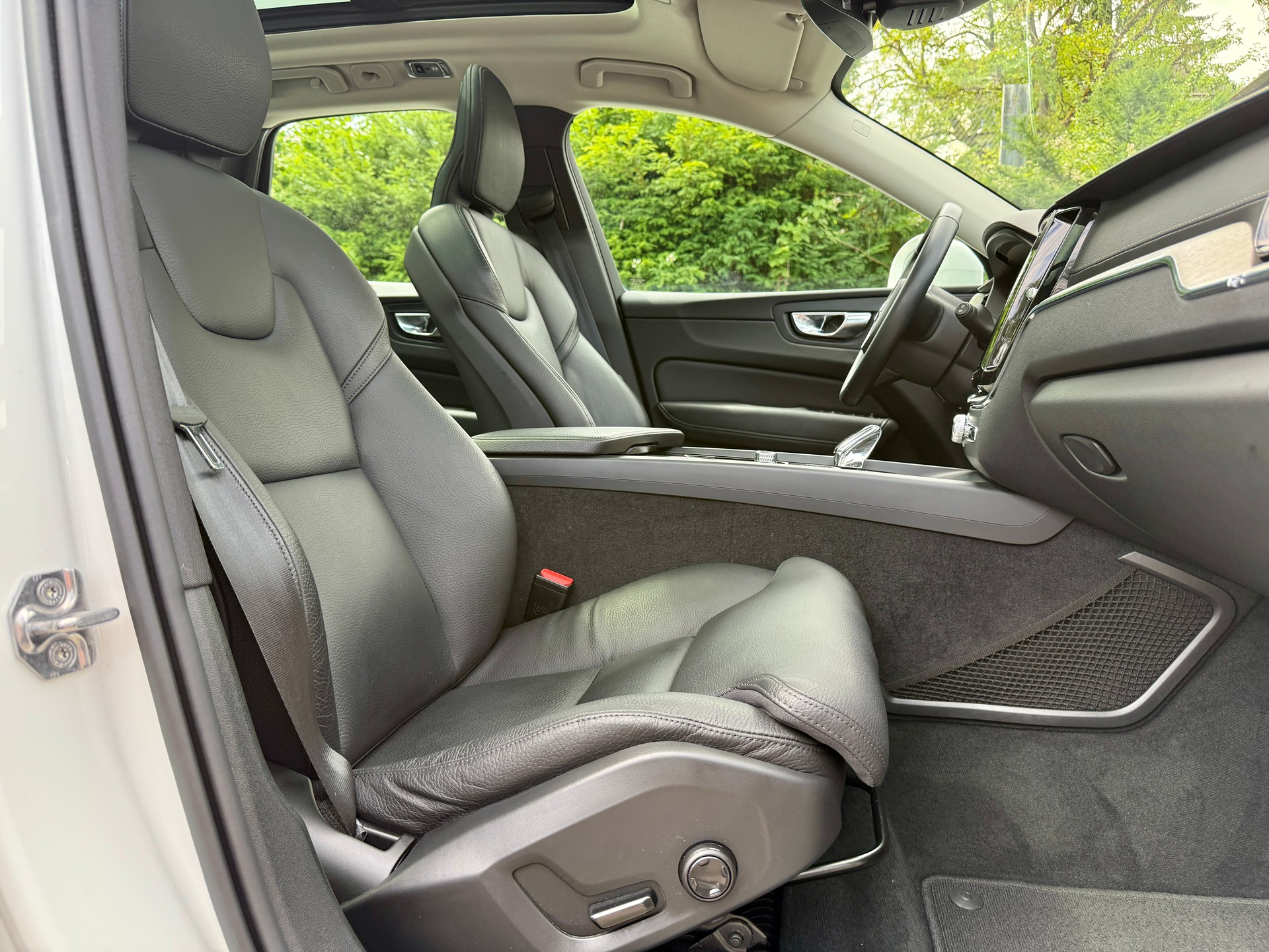 VOLVO XC60 B4 Diesel Mild Hybrid AWD Inscription Geartronic-image-14
