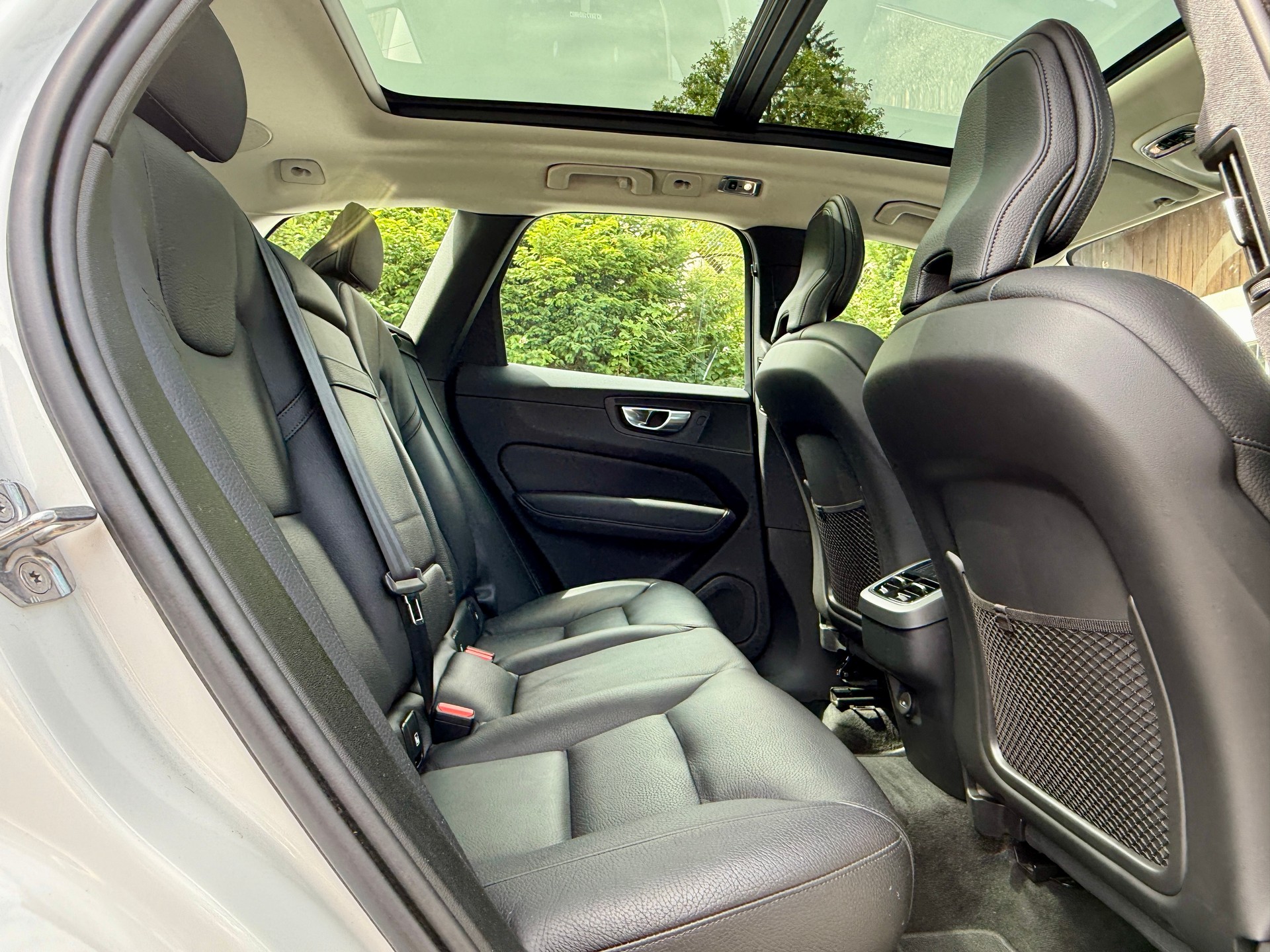 VOLVO XC60 B4 Diesel Mild Hybrid AWD Inscription Geartronic-image-13