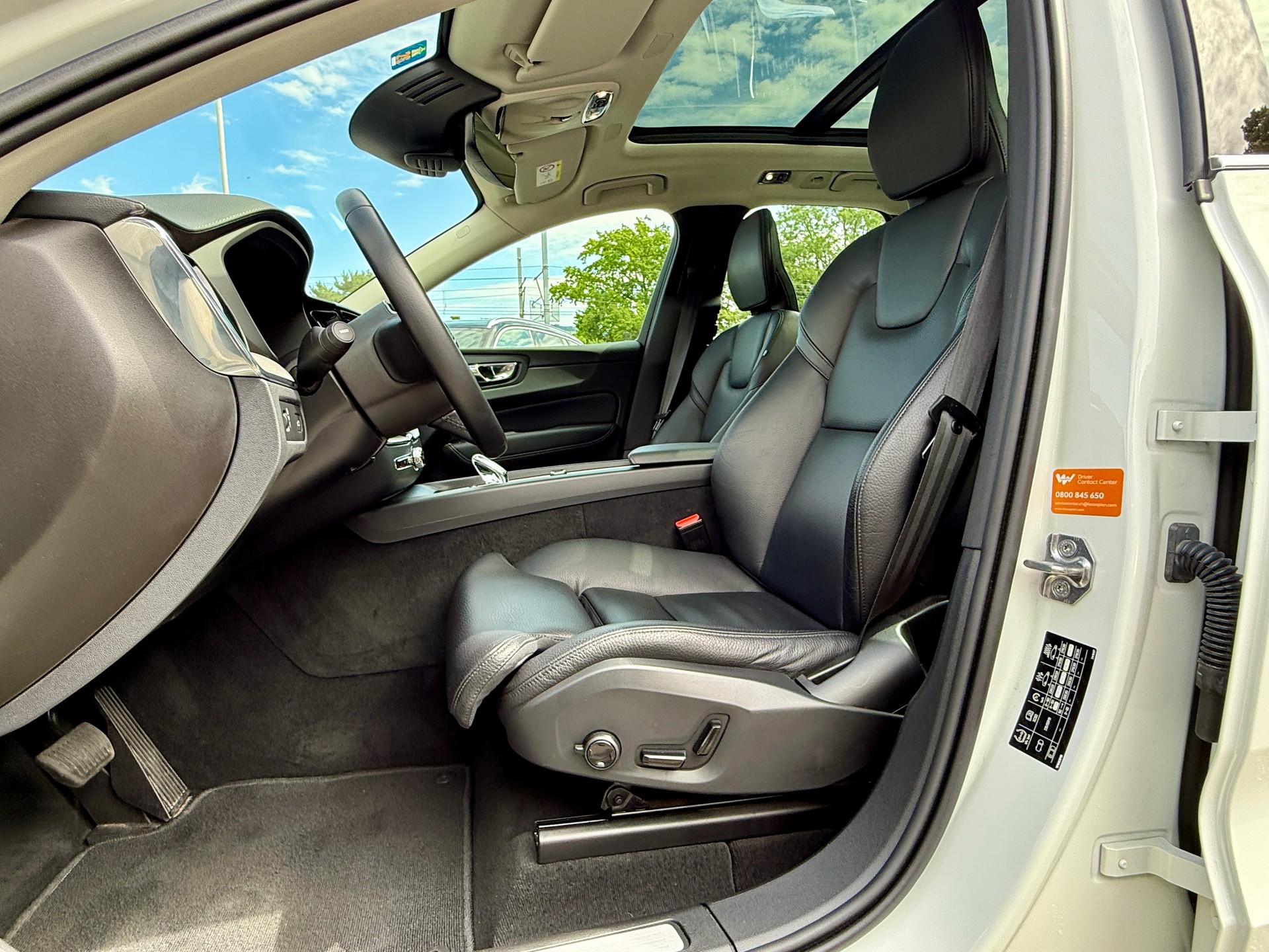 VOLVO XC60 B4 Diesel Mild Hybrid AWD Inscription Geartronic-image-9
