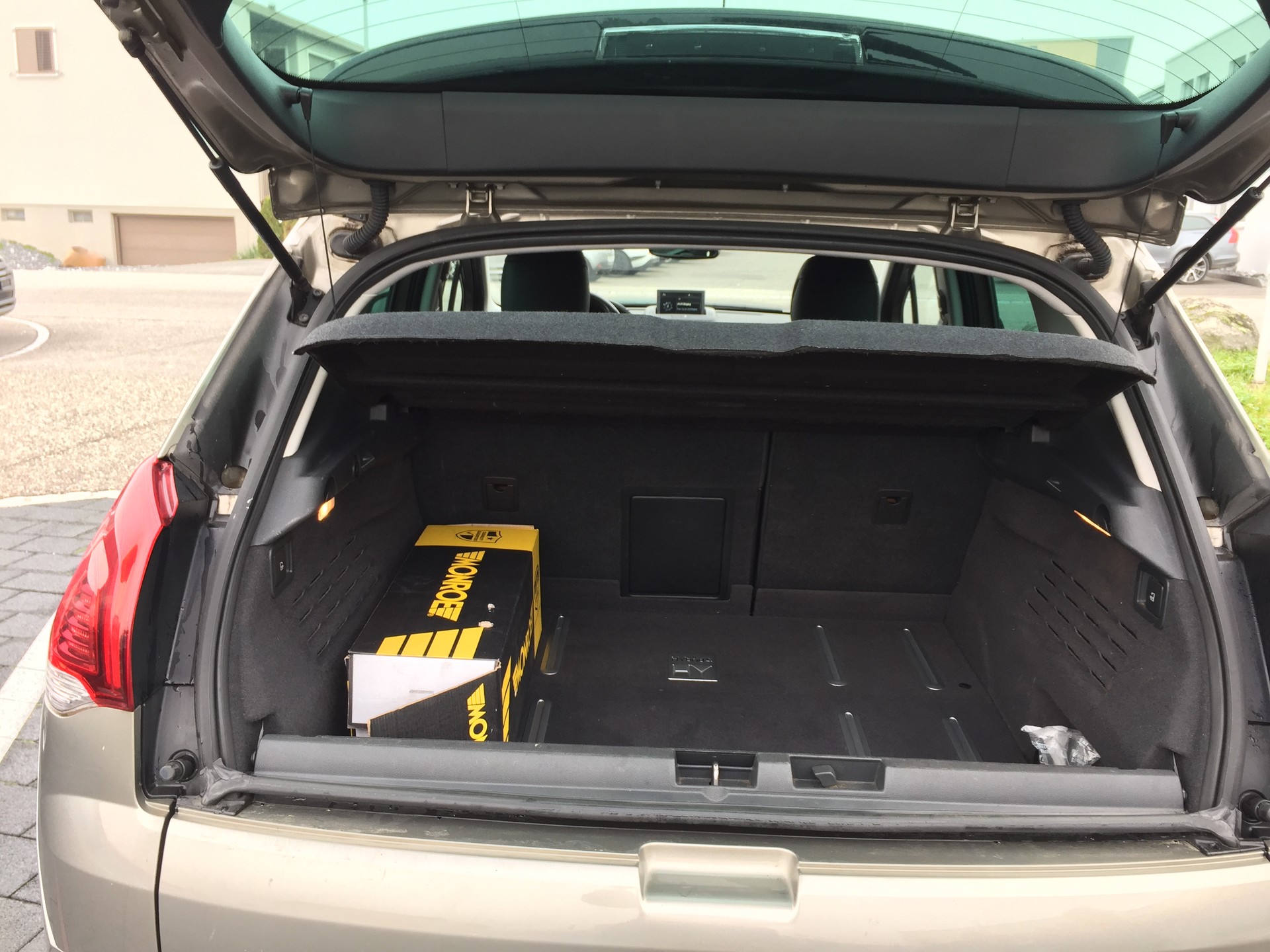 PEUGEOT 3008 HYbrid4 2.0 HDI ETG6-image-11