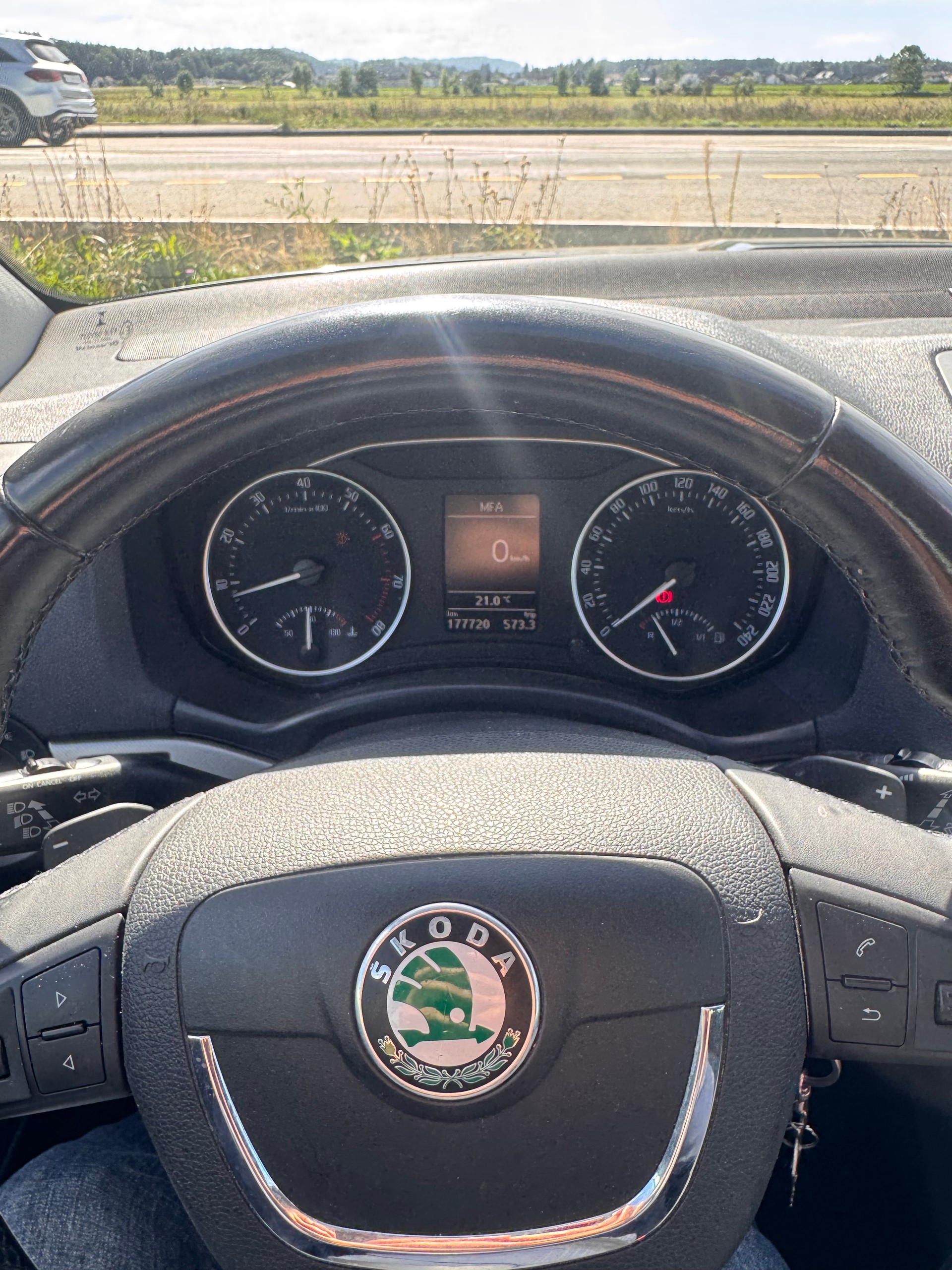 SKODA 1.6 TSI Elegance DSG-image-1
