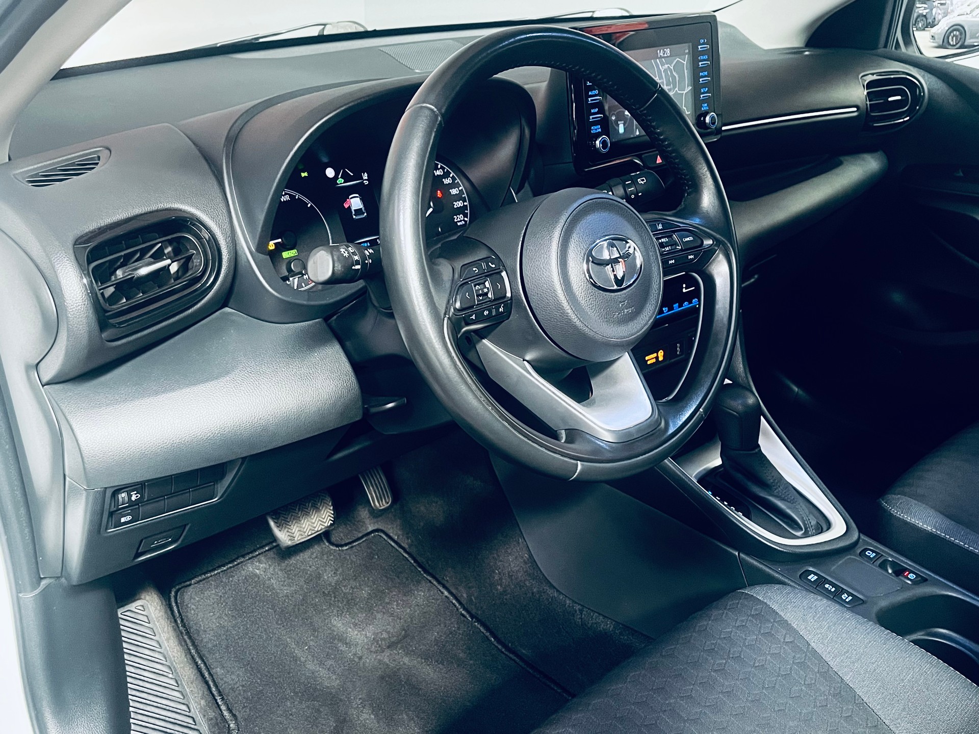 TOYOTA Yaris 1.5 Comfort e-CVT-image-12