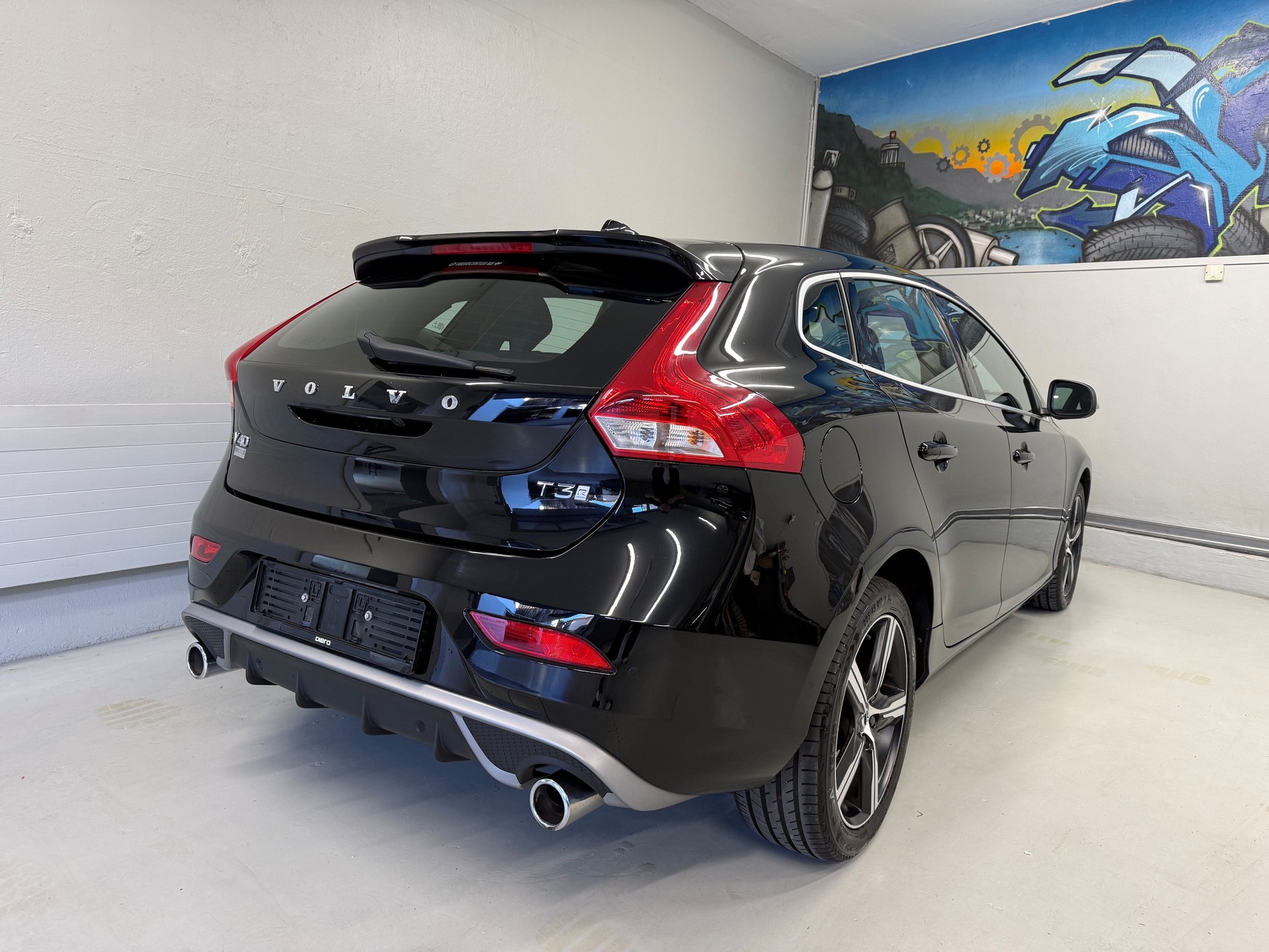 VOLVO V40 T3 Momentum R-Design Geartronic-image-2