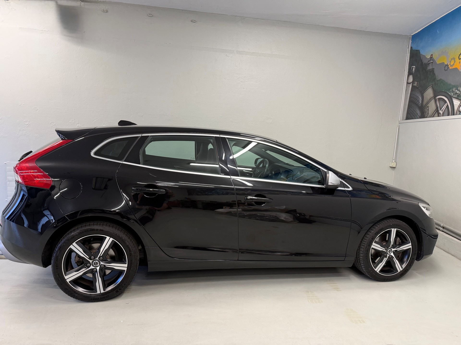 VOLVO V40 T3 Momentum R-Design Geartronic-image-3
