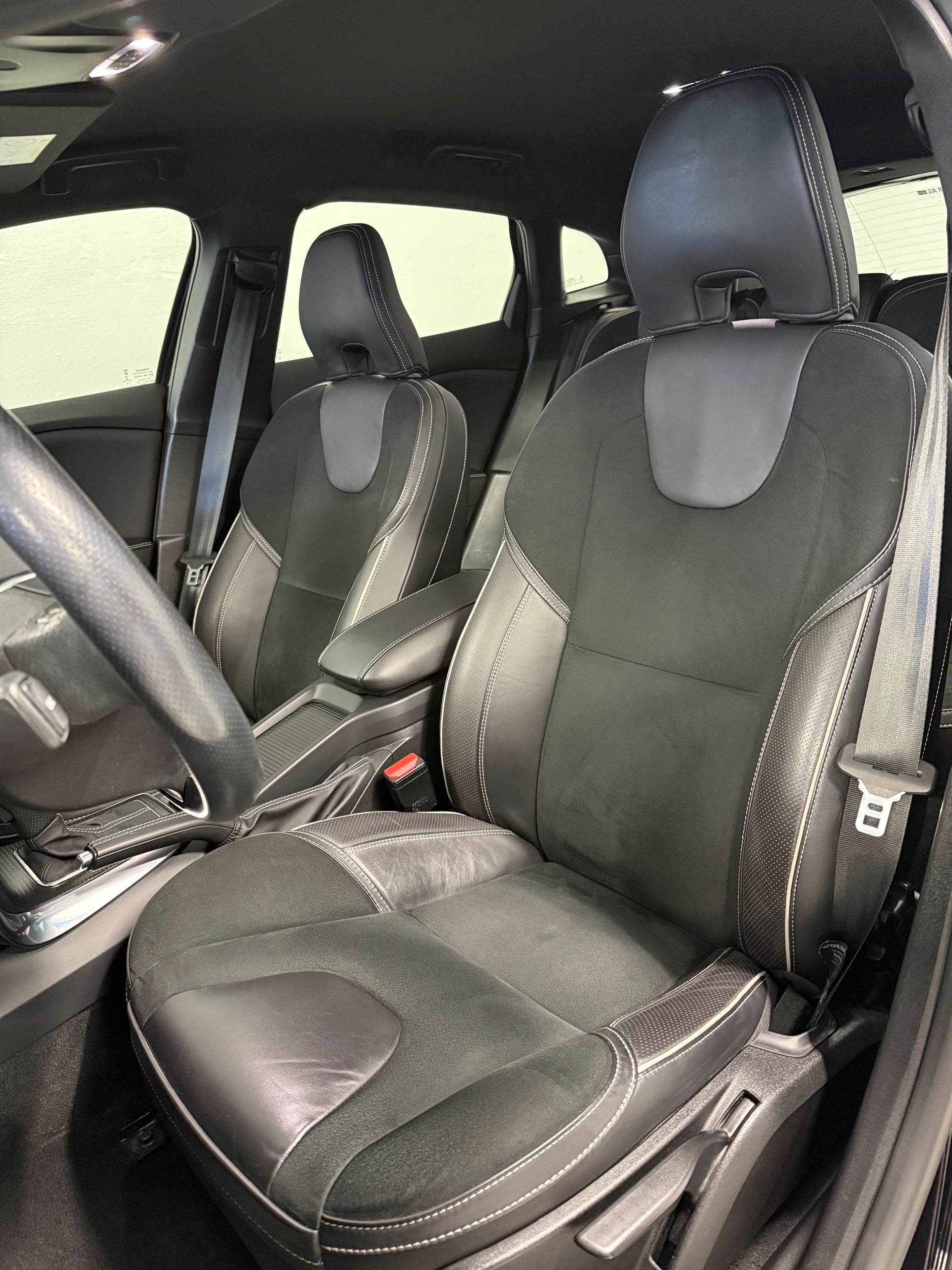 VOLVO V40 T3 Momentum R-Design Geartronic-image-5