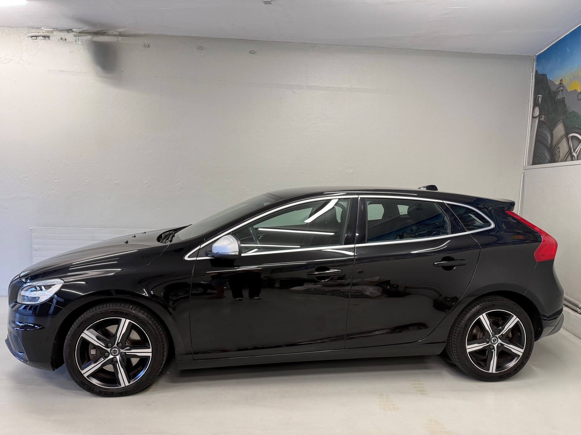 VOLVO V40 T3 Momentum R-Design Geartronic-image-1