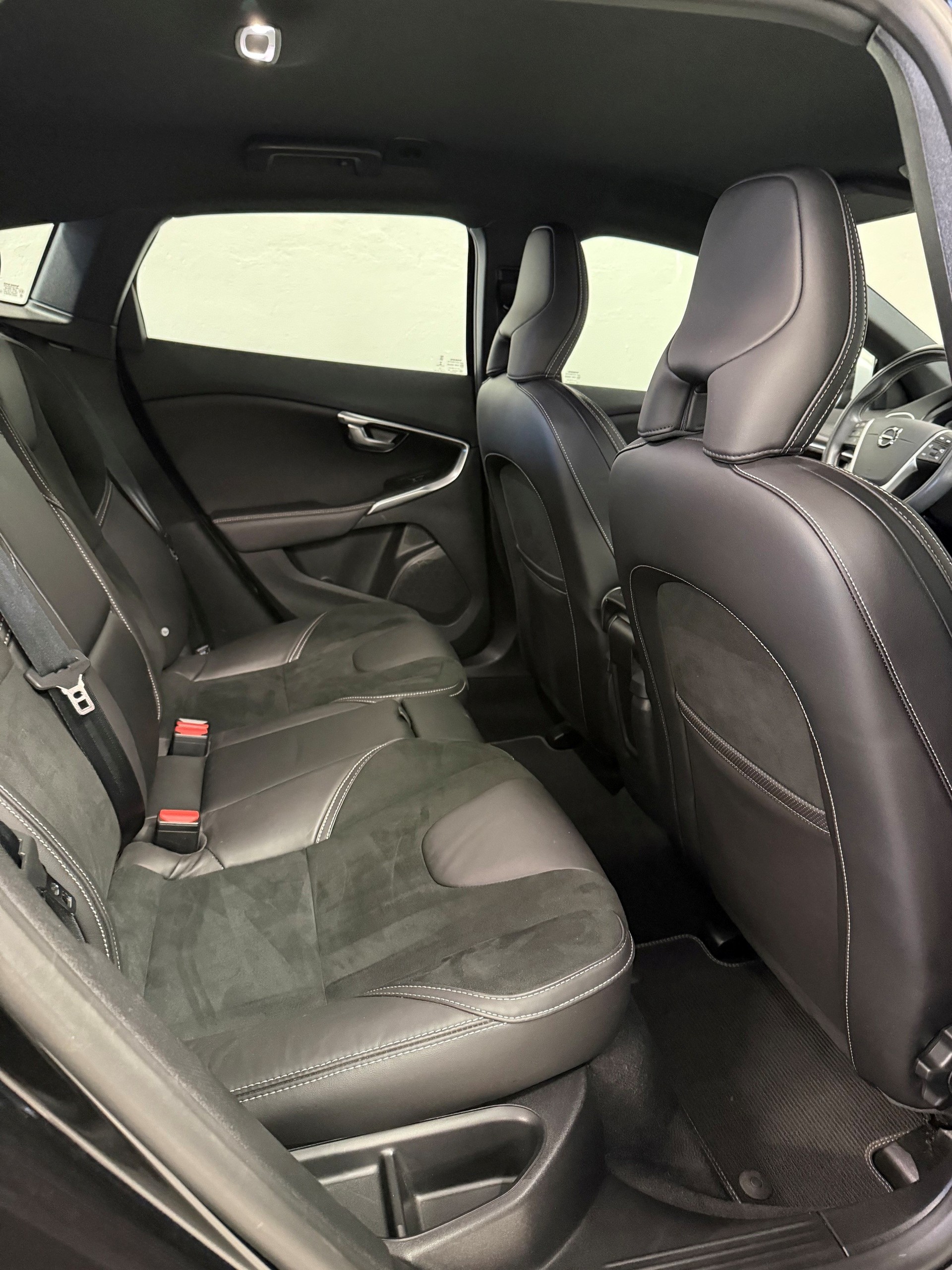 VOLVO V40 T3 Momentum R-Design Geartronic-image-8