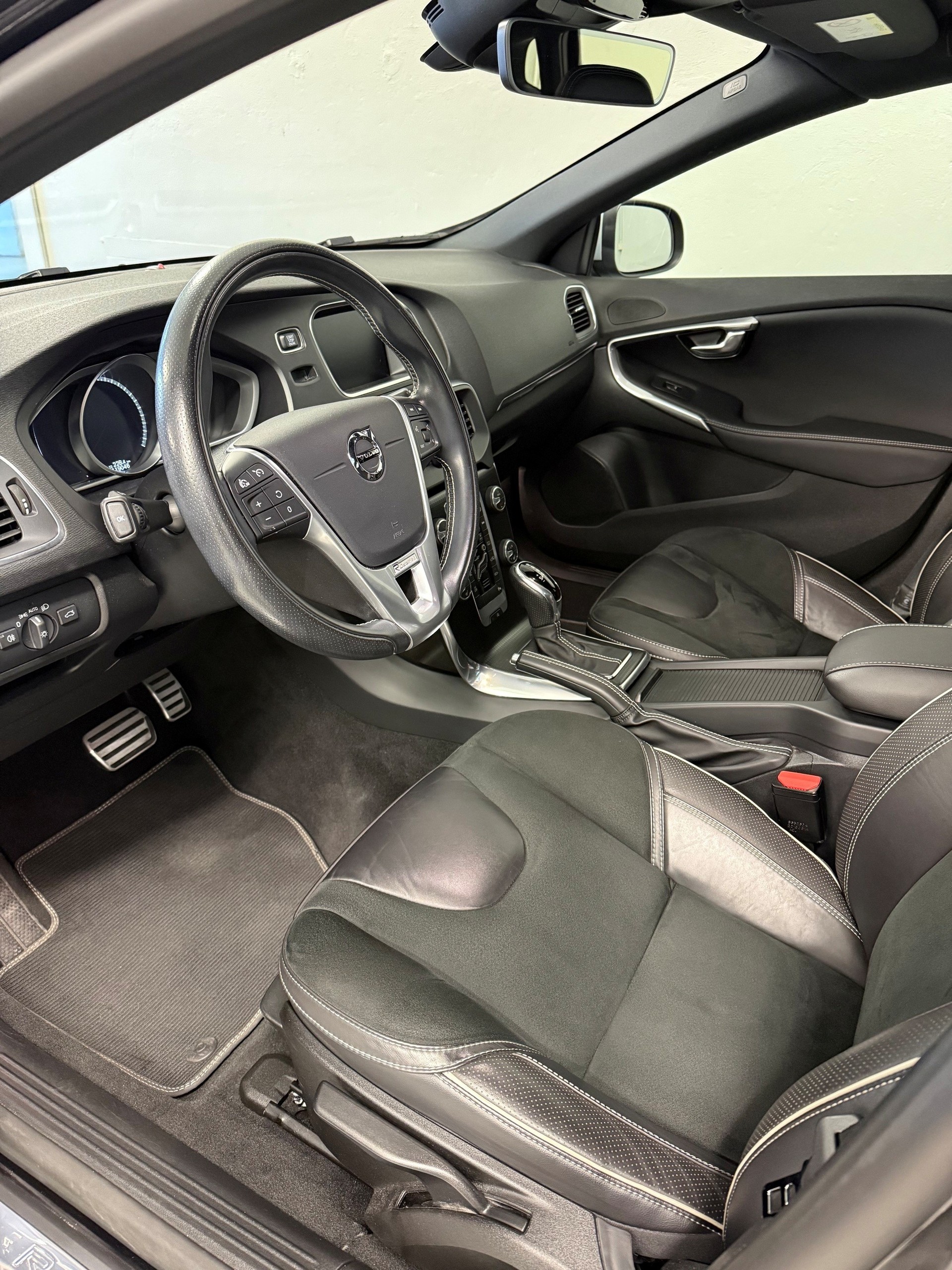 VOLVO V40 T3 Momentum R-Design Geartronic-image-4