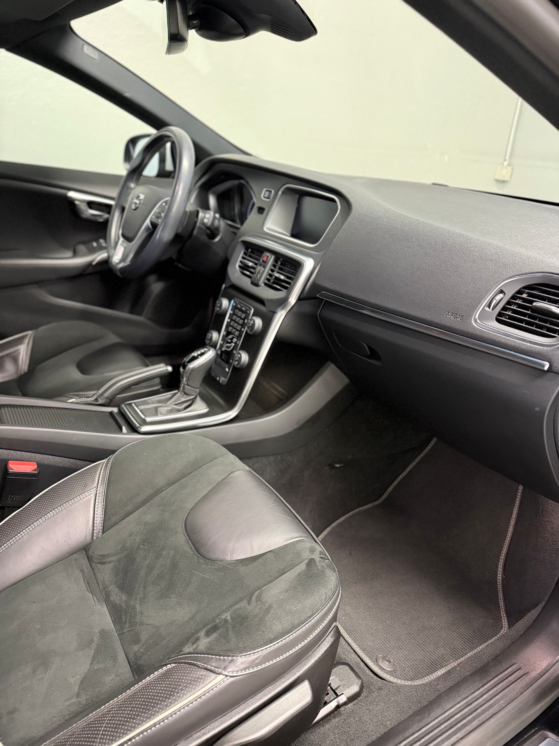 VOLVO V40 T3 Momentum R-Design Geartronic-image-7