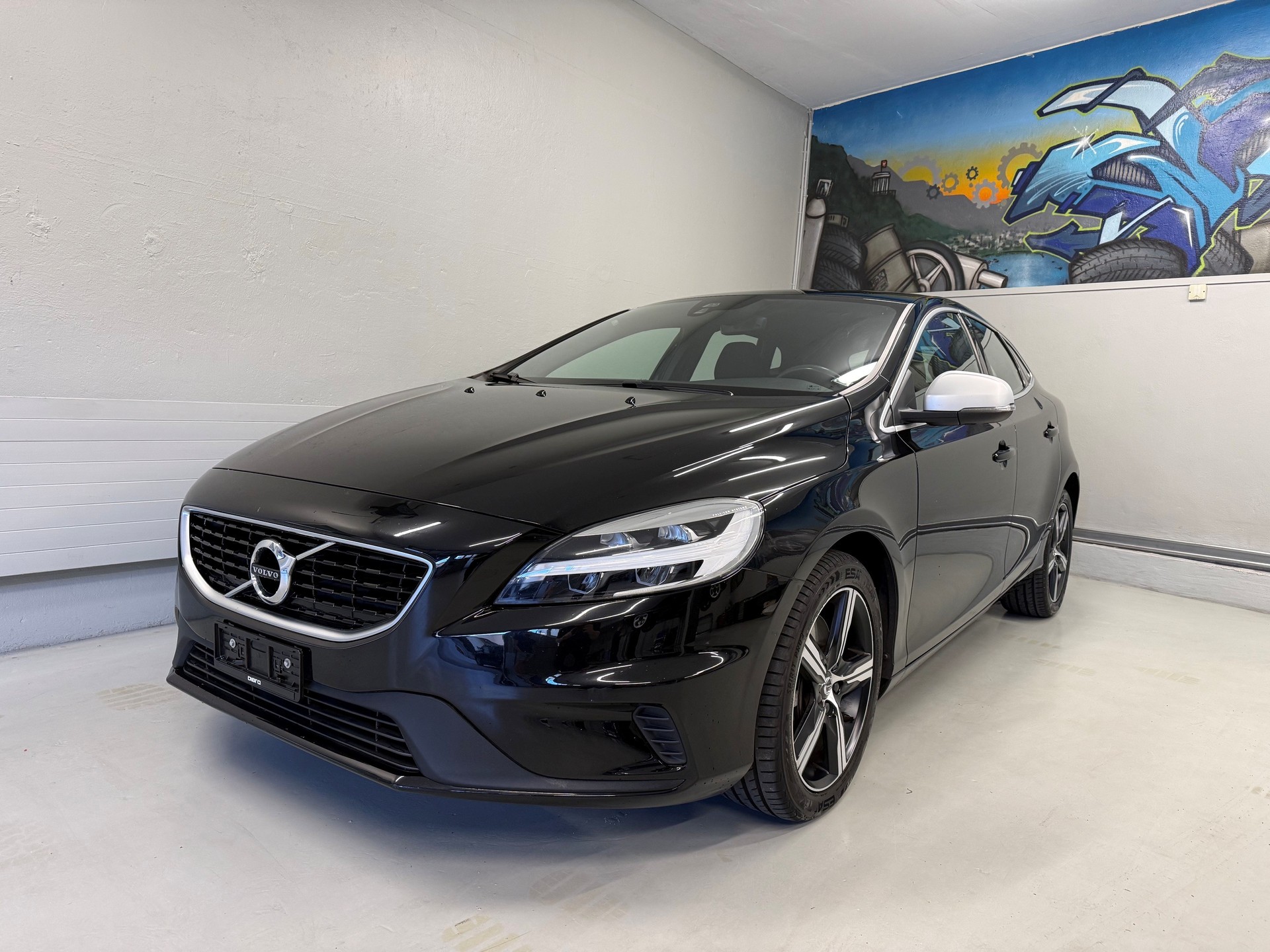 VOLVO V40 T3 Momentum R-Design Geartronic-image-0