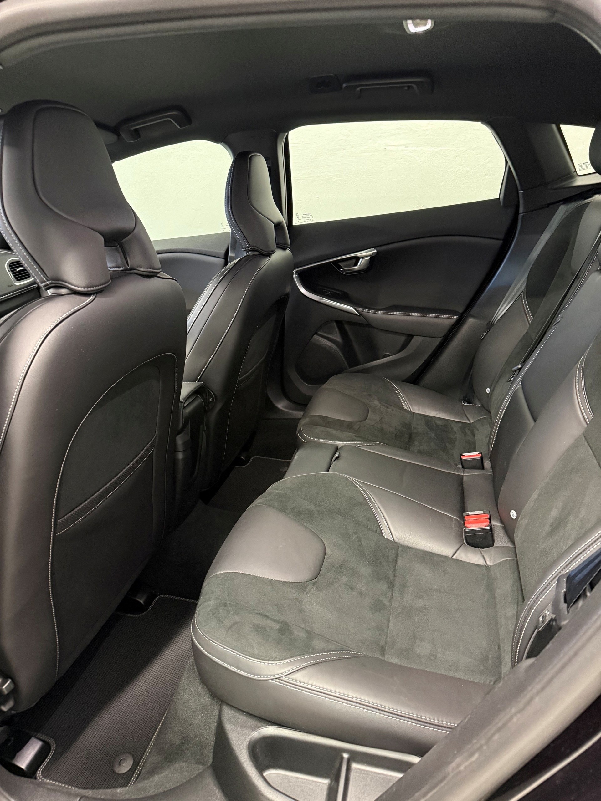 VOLVO V40 T3 Momentum R-Design Geartronic-image-6