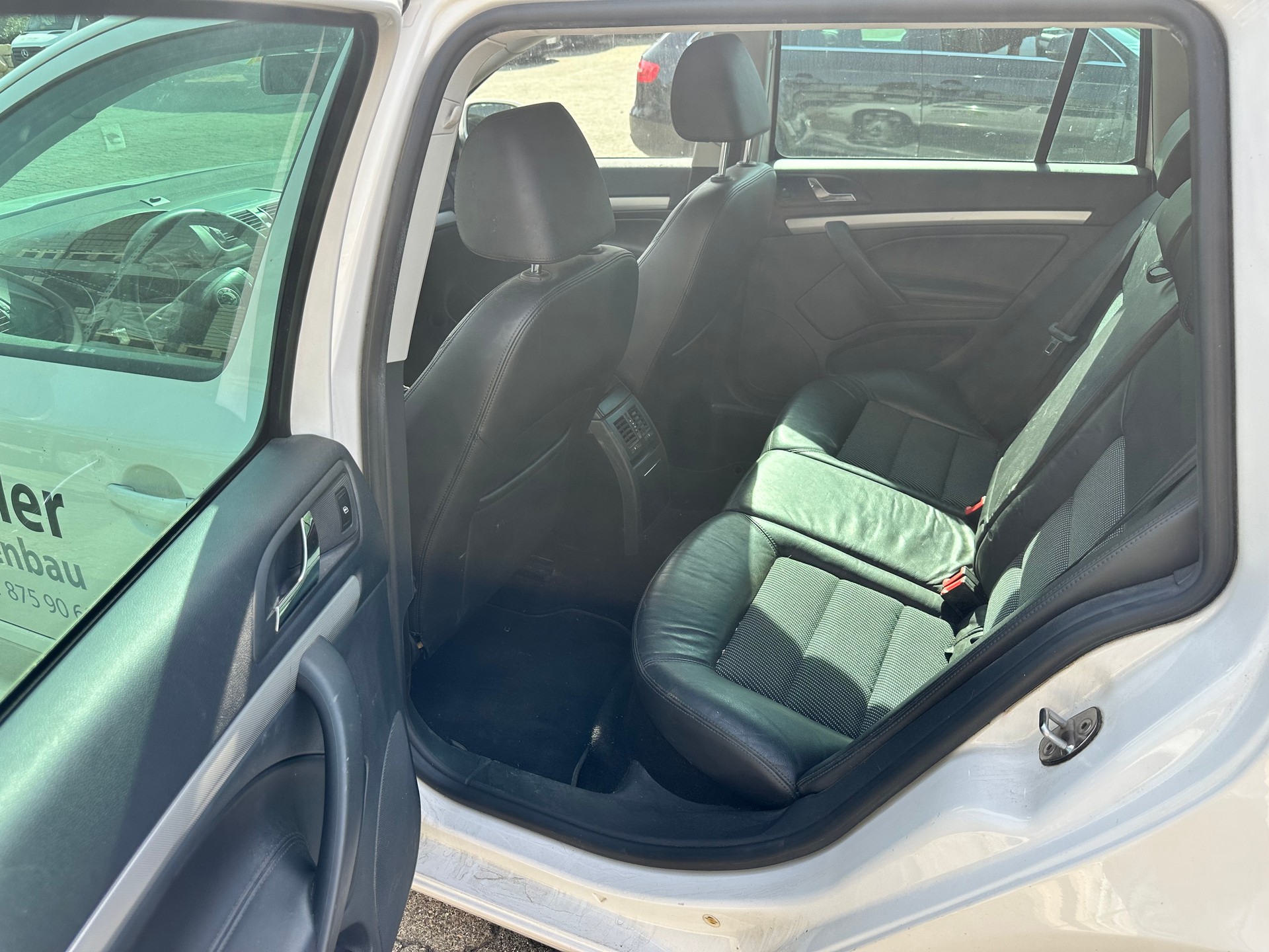 SKODA Octavia Combi 2.0 TDI Family-image-6
