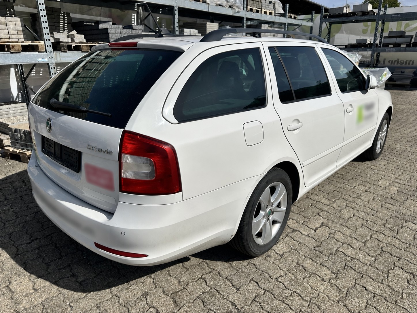SKODA Octavia Combi 2.0 TDI Family-image-3