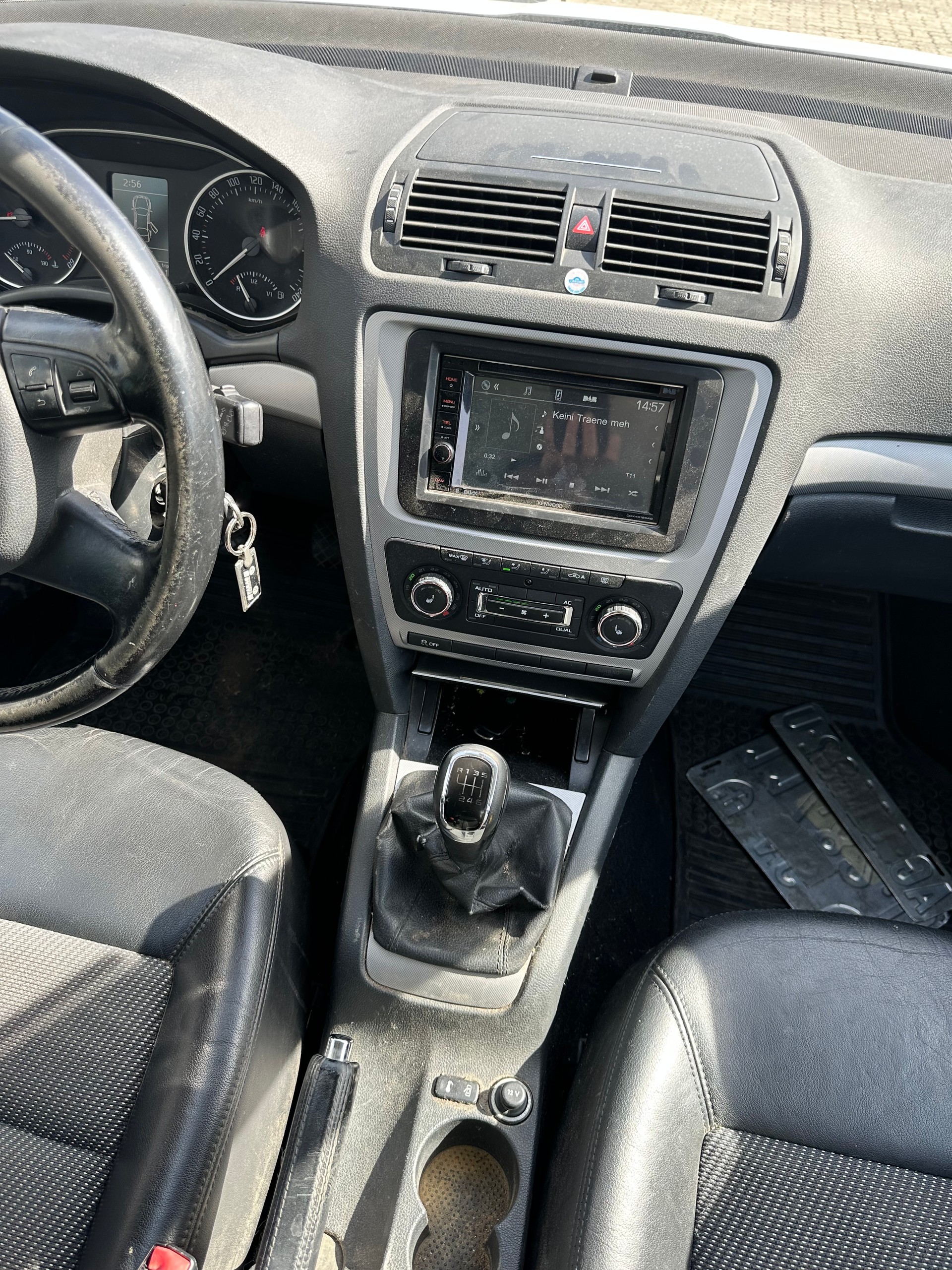 SKODA Octavia Combi 2.0 TDI Family-image-8