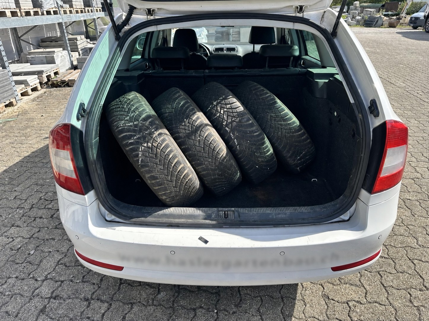 SKODA Octavia Combi 2.0 TDI Family-image-4