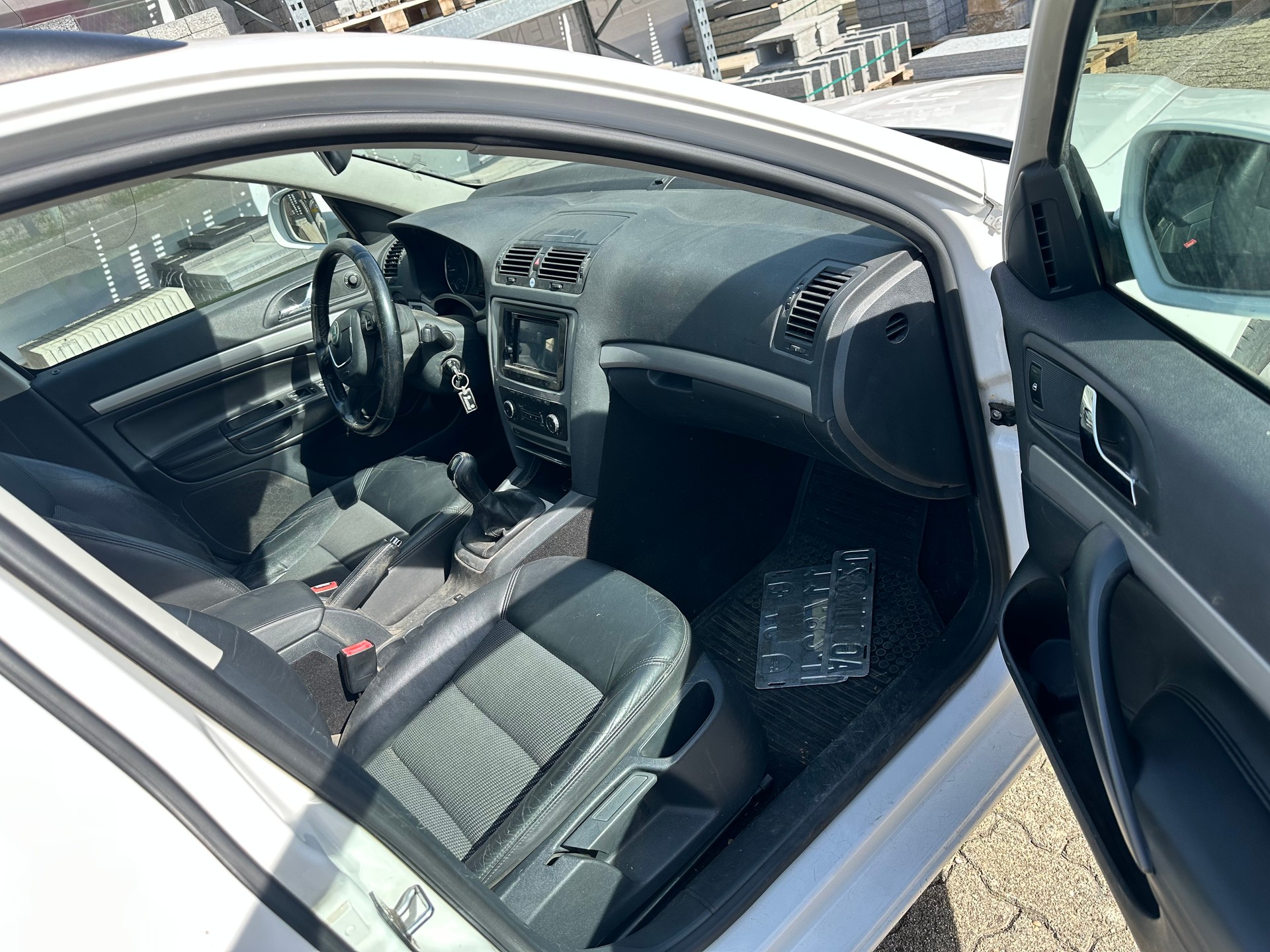 SKODA Octavia Combi 2.0 TDI Family-image-9