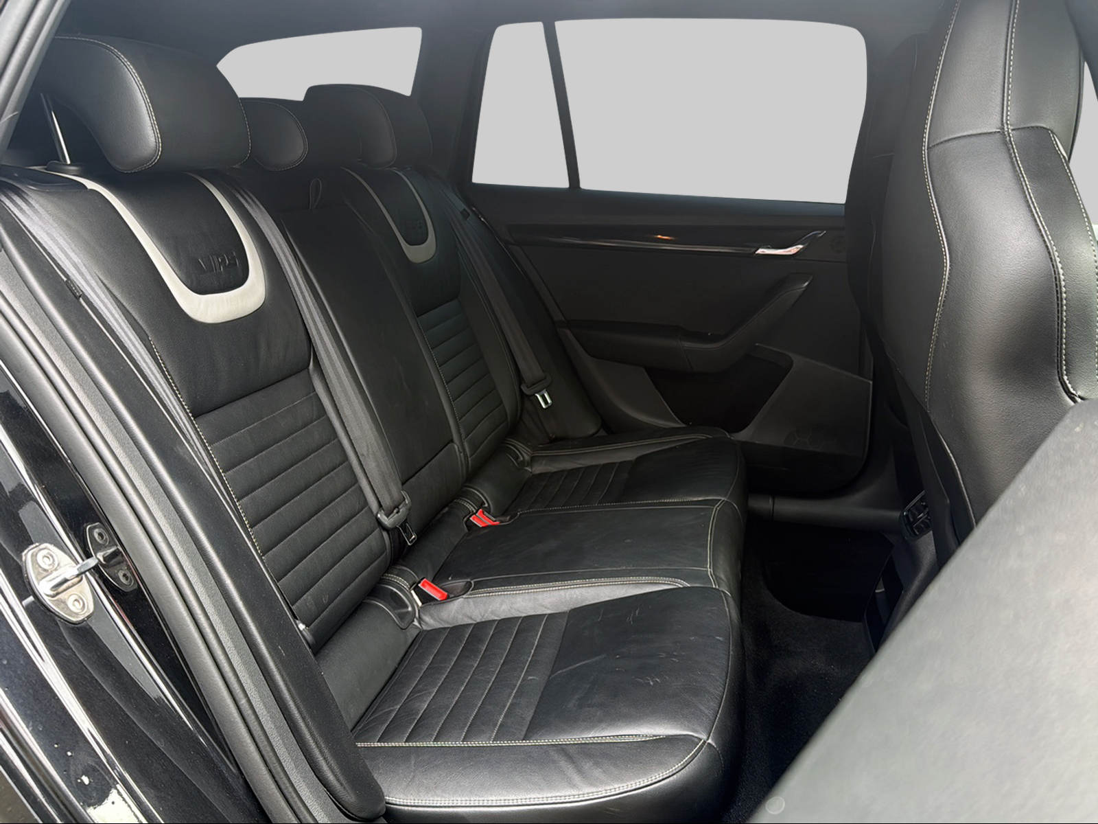 SKODA Octavia Combi 2.0 TDI RS 4x4 DSG-image-16