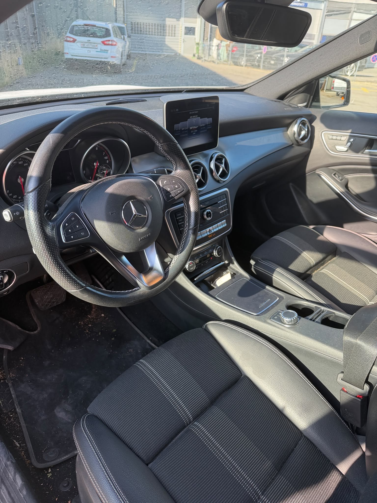 MERCEDES-BENZ GLA 200 Urban-image-9