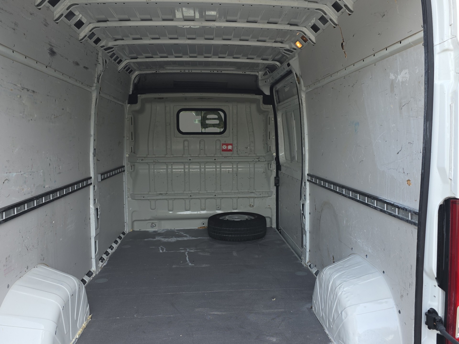 CITROEN Jumper 30 2.0 BlueHDi 130 S&S Confort L1H1-image-12