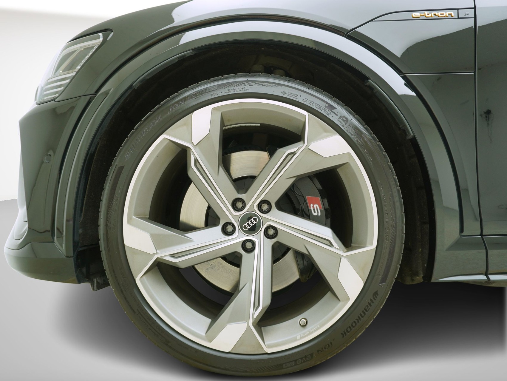 AUDI e-tron S quattro-image-6