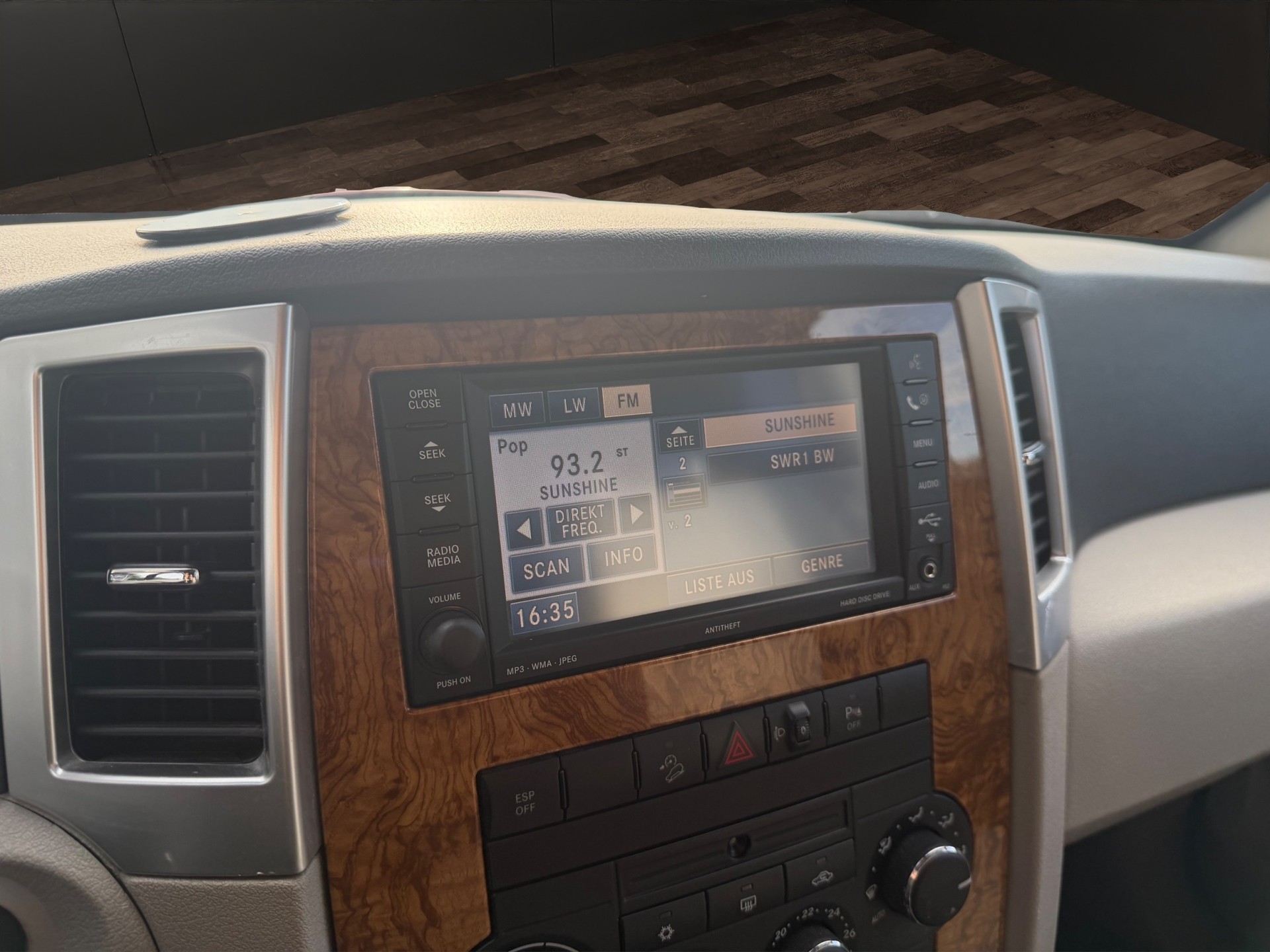 JEEP Grand Cherokee 3.0 CRD Laredo Automatic-image-19