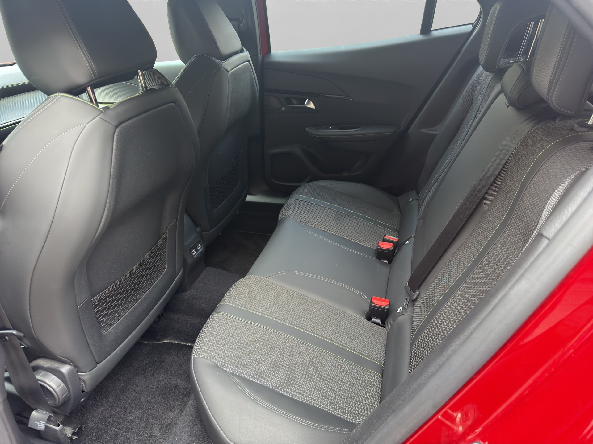 PEUGEOT 2008 1.2 PureTech GT Line EAT8-image-11