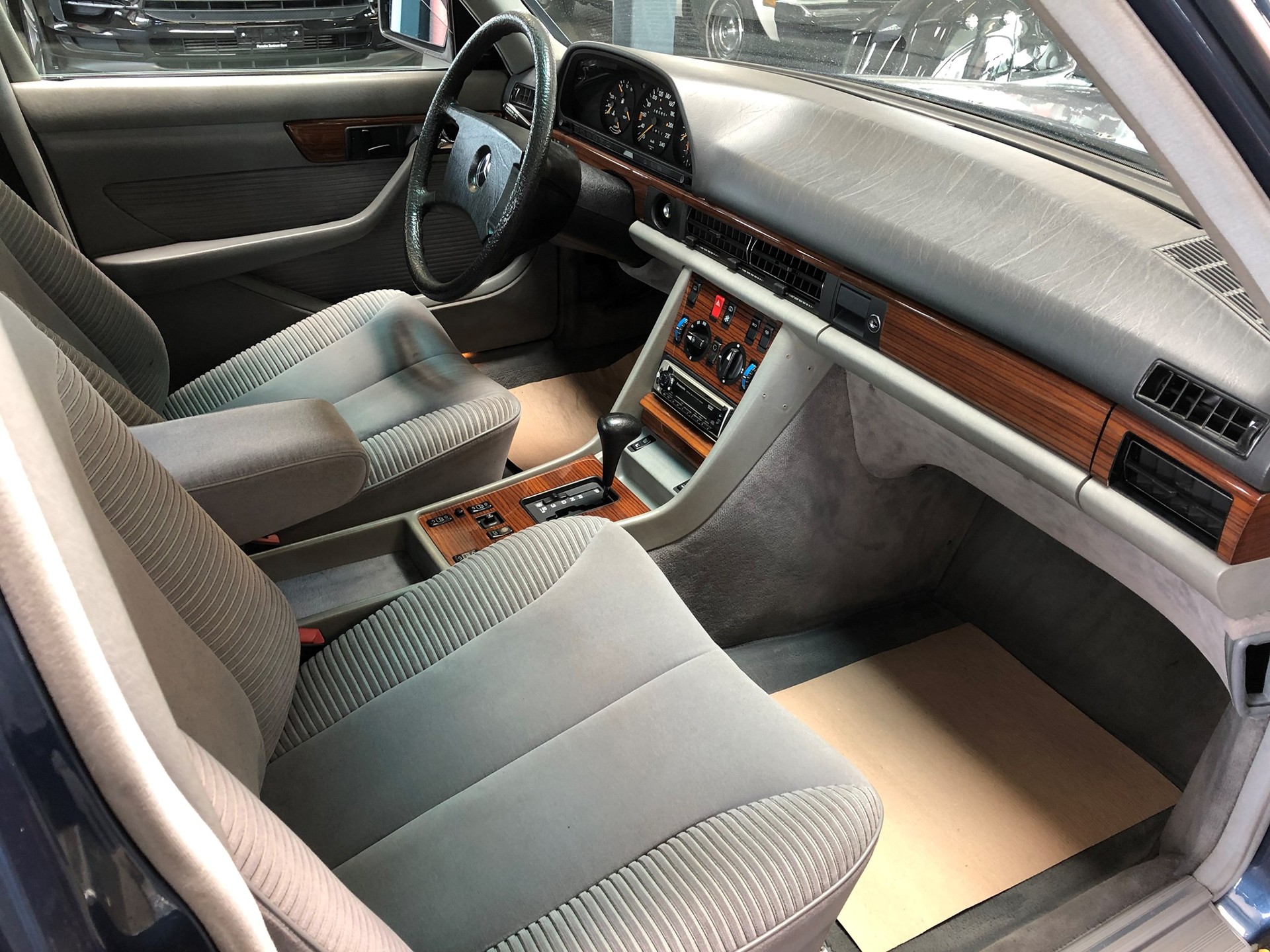 MERCEDES-BENZ 420 SEL-image-12
